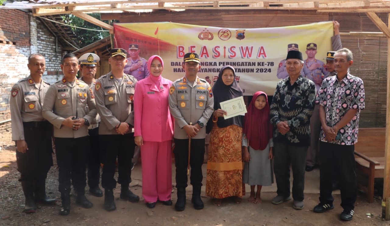 Polres Purworejo Berikan bea siswa kepada siswa berprestasi di Purworejo