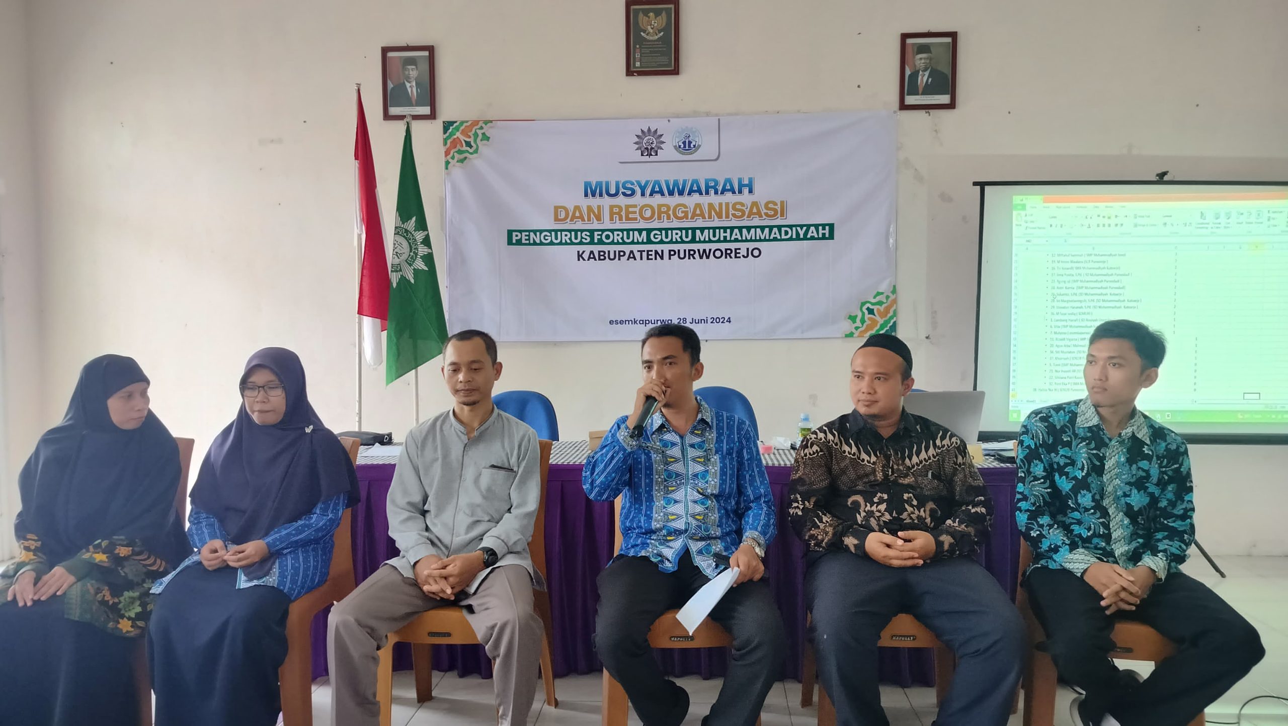 Foto bersama Pengurus FGM Kabupaten Purworejo yang baru dengan Ketua dan Sekretaris Majelis Dikdasmen PNF PDM Purworejo serta ketua FGM sebelumnya.