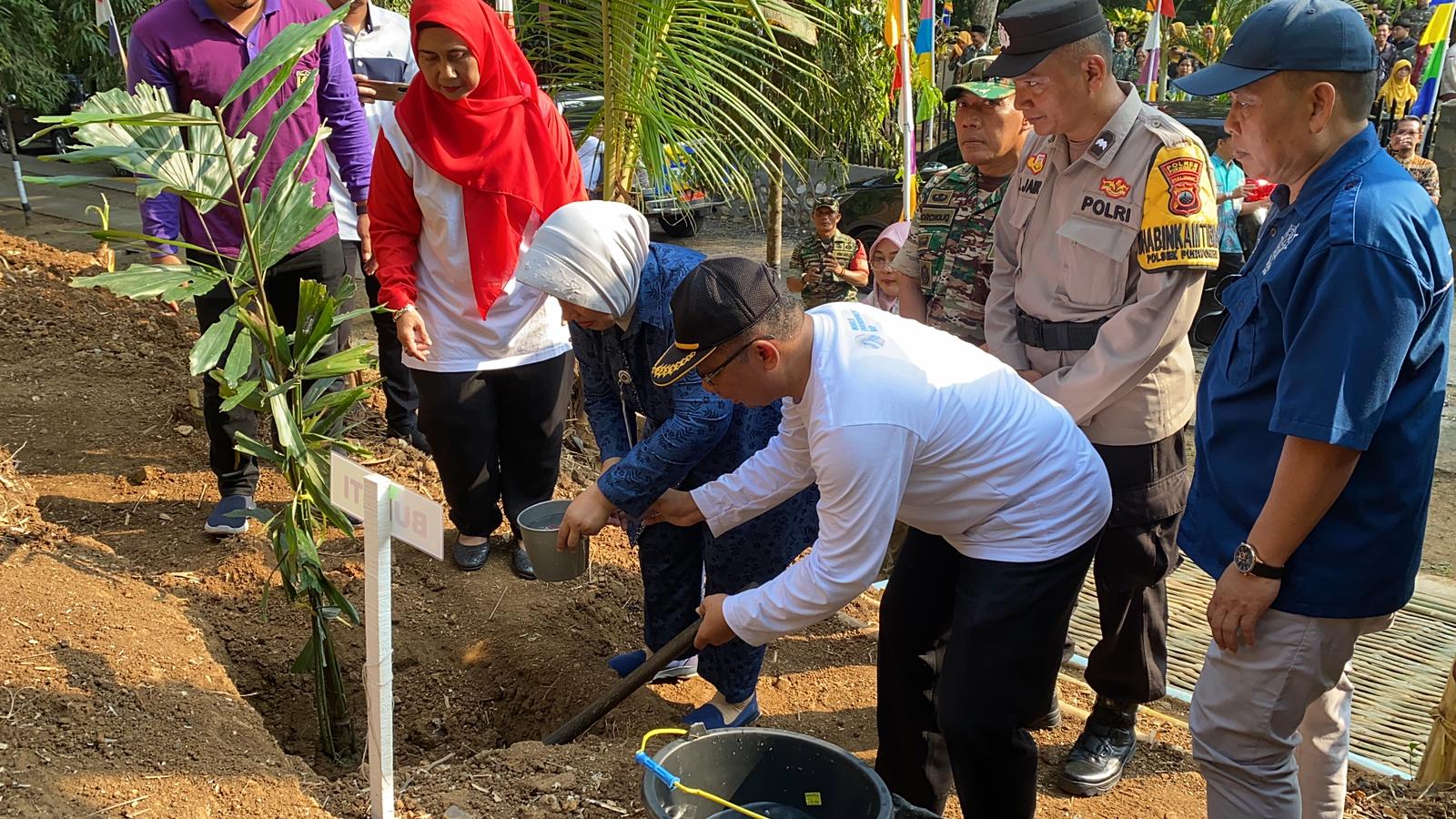 Suasana kegiatan penanaman pohon aren di Desa Sidorejo oleh DLHP Purworejo, pada Jumat (28/6/2024)