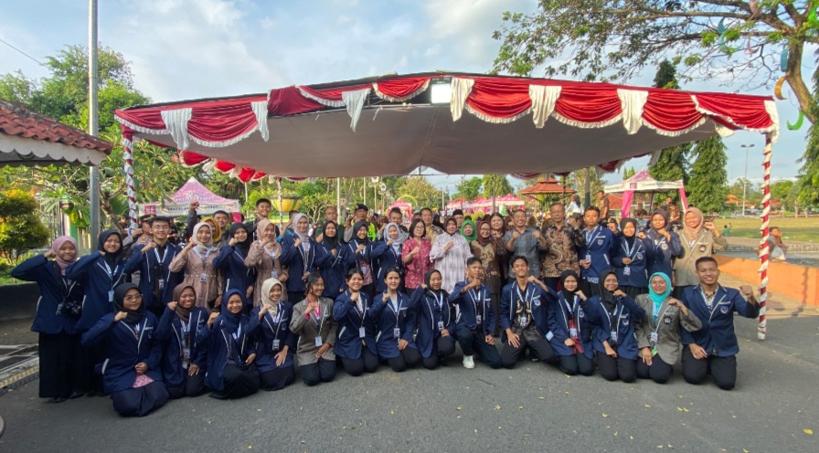 OSIS MPK SMA Negeri 2 Purworejo saat foto bersama dalam acara Road to SMANDAFEST 2024