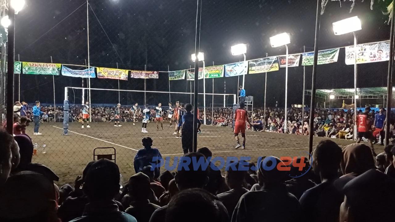 Suasana laga final diajang turnamen bola volly Randu Gapit Cup II tahun 2024, yang diselenggarakan di lapangan volly Desa Kentengrejo, Kecamatan Purwodadi, Purworejo, Jawa Tengah, pada Sabtu (1/6/2024) dini hari.