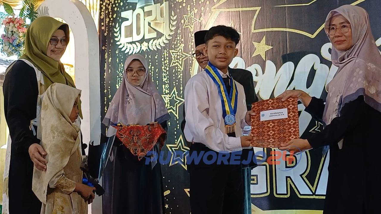 Salah satu siswa saat menerima hasil kelulusan dalam acara pelepasan dan perpisahan siswa kelas 6 di SD Muhisa Purworejo, pada Senin (10/6/2024)