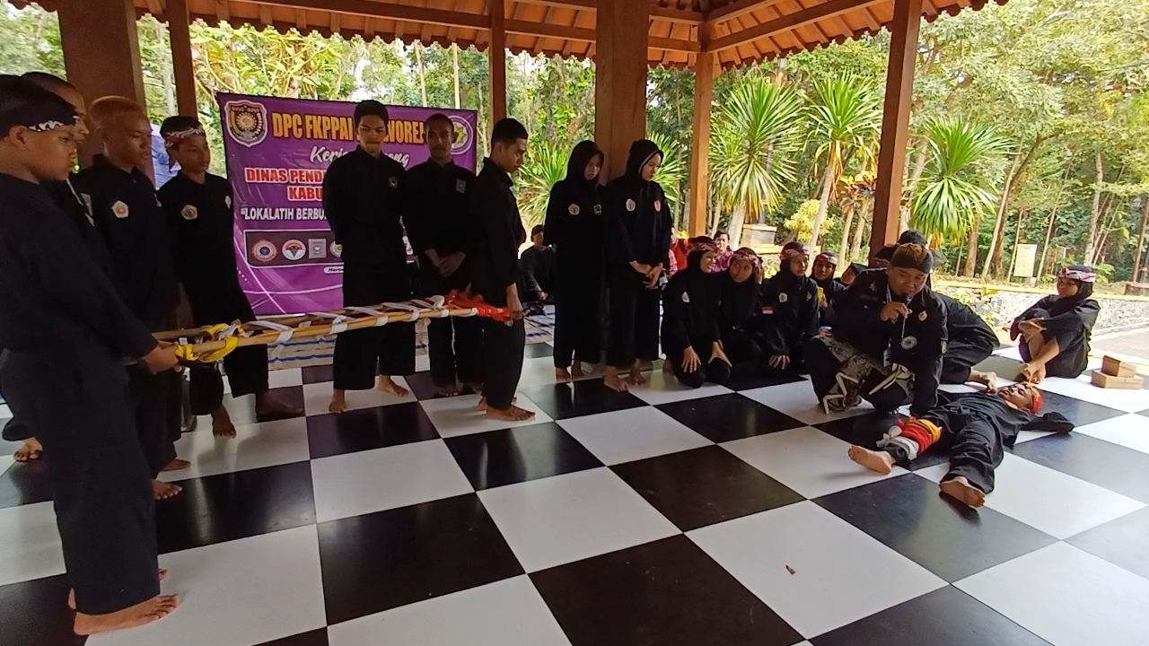 Pesilat di Purworejo dikenalkan senjata toya dan golok untuk dijadikan alat menolong sesama