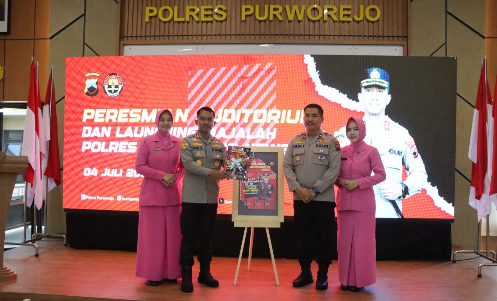 Kapolres Purworejo saat melaunching Majalah Presisi Polres Purworejo yang diberi nama Polres Purworejo News