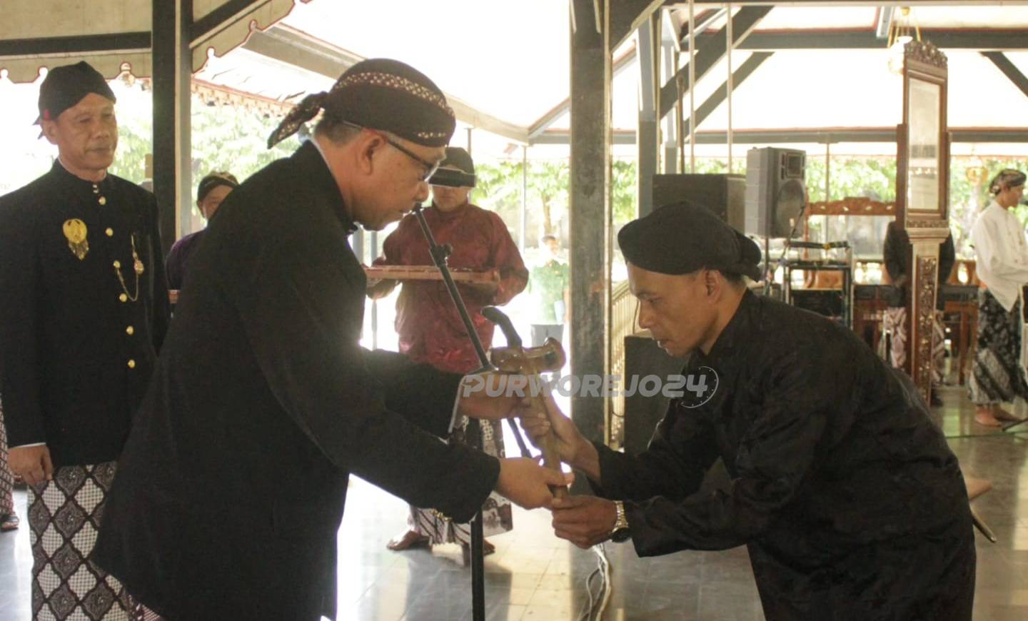 Penyerahan pusaka yang akan dijamas oleh Tosan Aji di pendopo Kabupaten Purworejo, pada Jumat (12/7/2024)