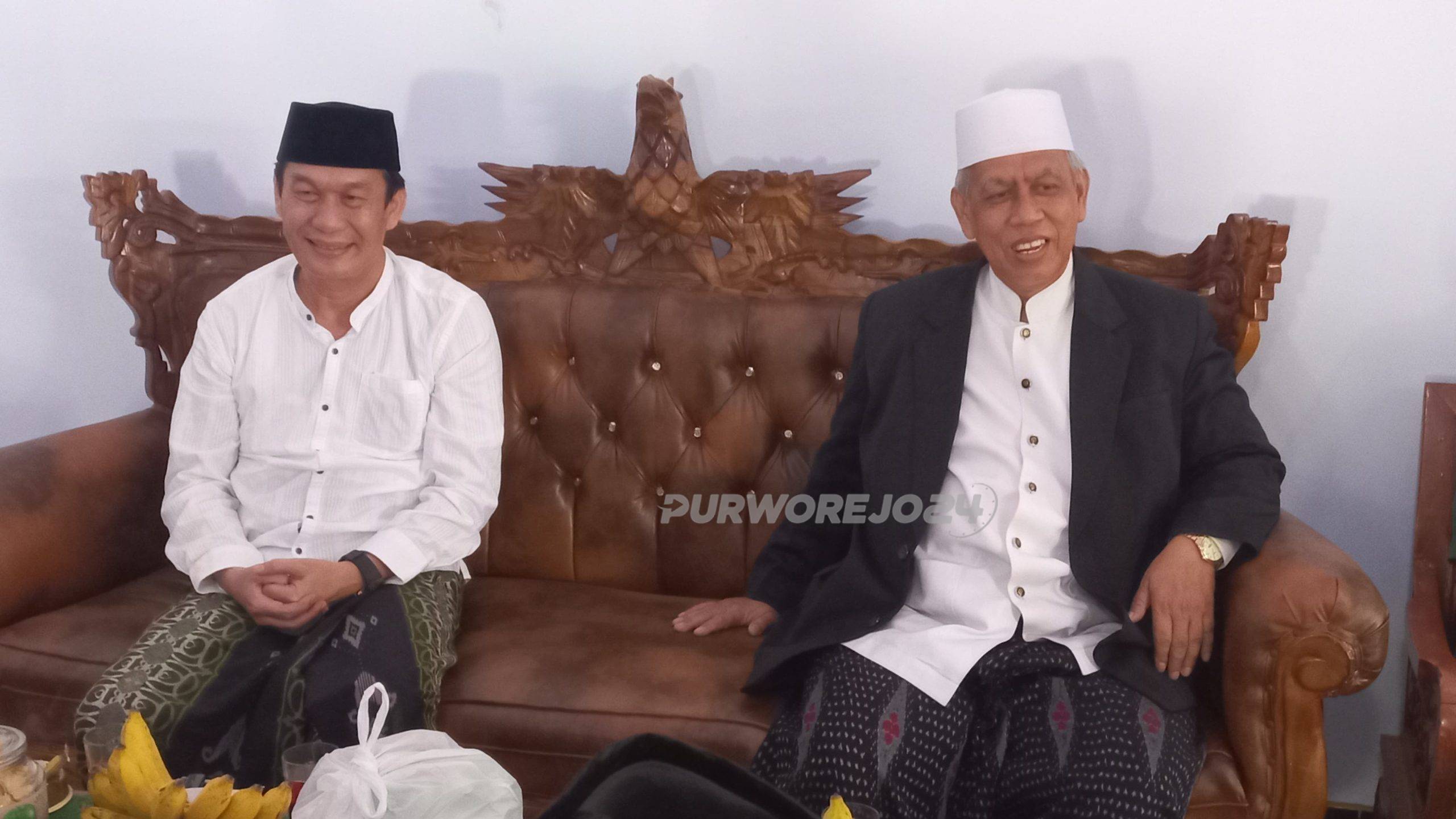 Yophi Prabowo dan KH Dawud Masykuri saat menghadiri pengajian tahunan di Masjid Al Huda, Desa Girimulyo, Kecamatan Kemiri pada Minggu (14/07/2024).