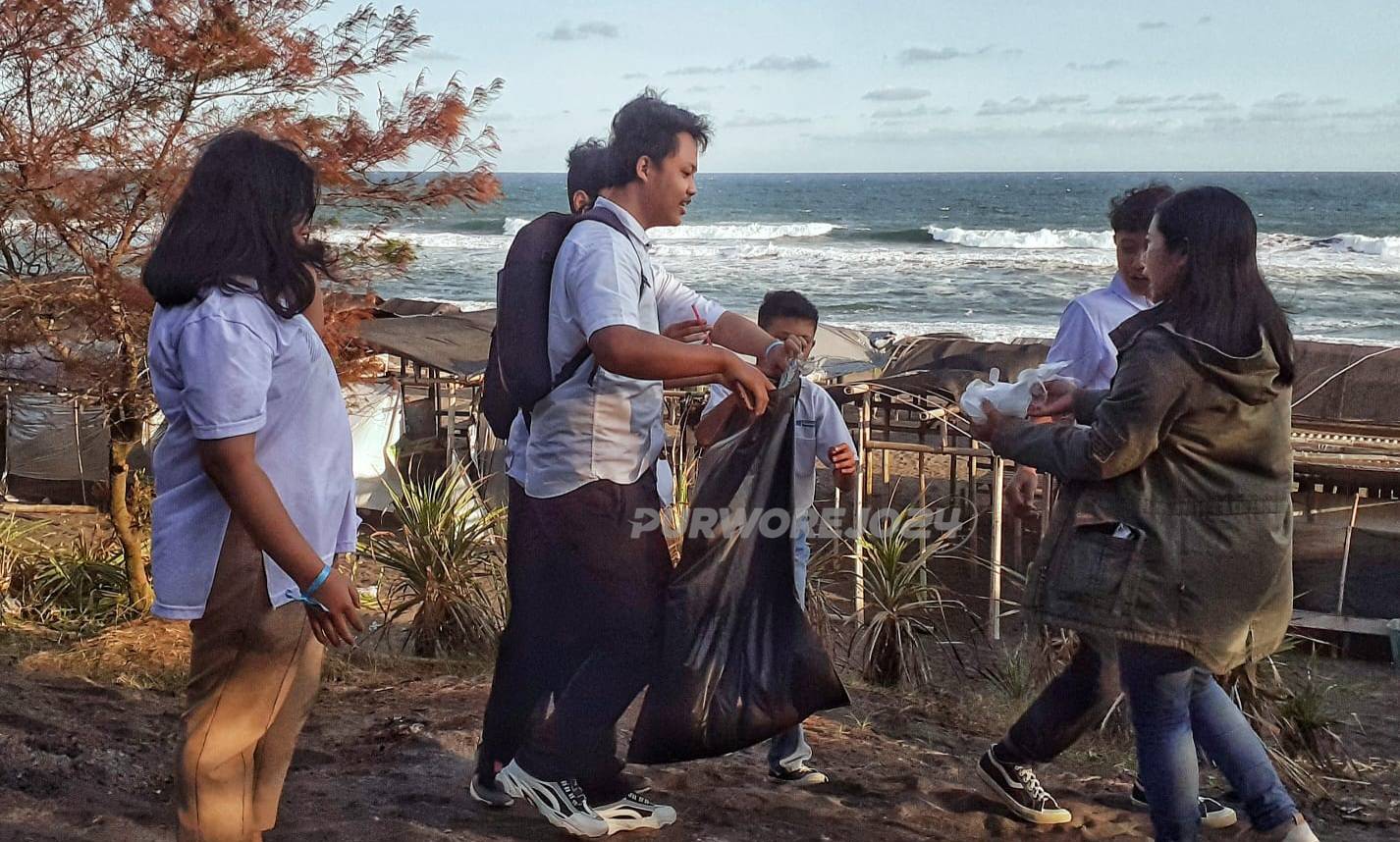 Saat bersih bersih dipantai Jetis