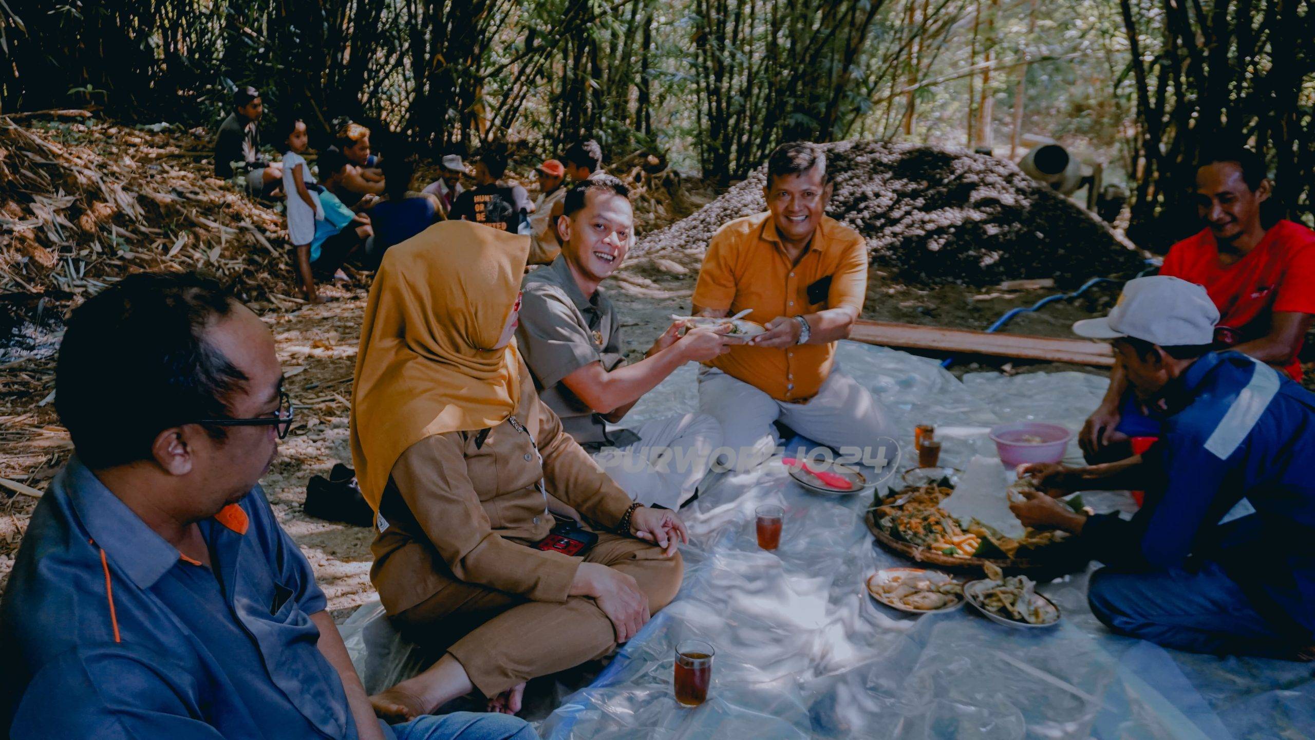 Penyerahan tumpeng dari Kades Winong ke anggota DPRD Purworejo, Eko Januar Susanto dalam tasyakuran pembangunan jalan poros desa di Desa Winong, pada Selasa (13/7/2024)