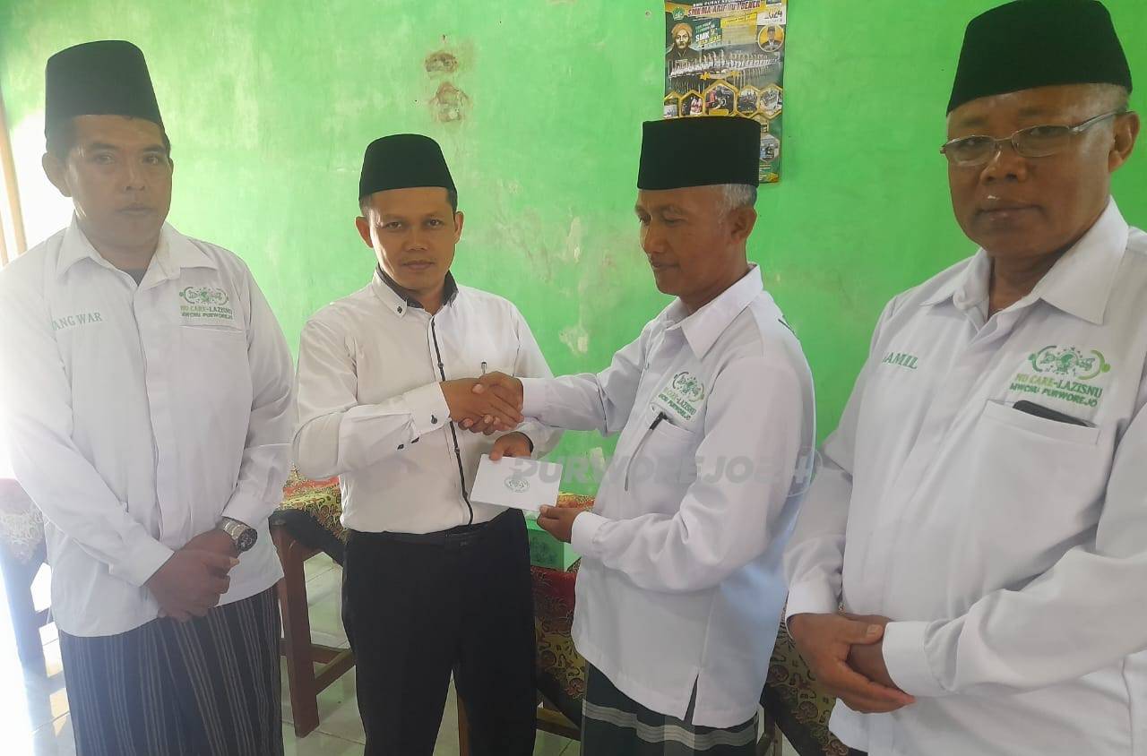 Penyerahan beasiswa pendidikan dari Lazisnu kepada sekolah