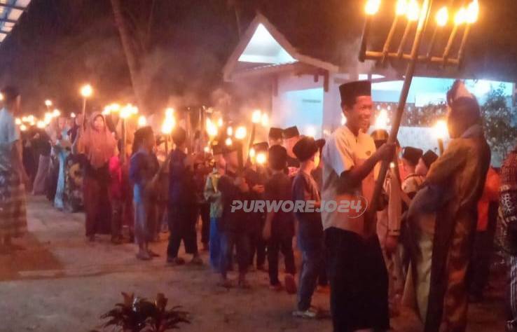 Pawai obor di Desa Luwenglor, pada Minggu (21/7/2024)