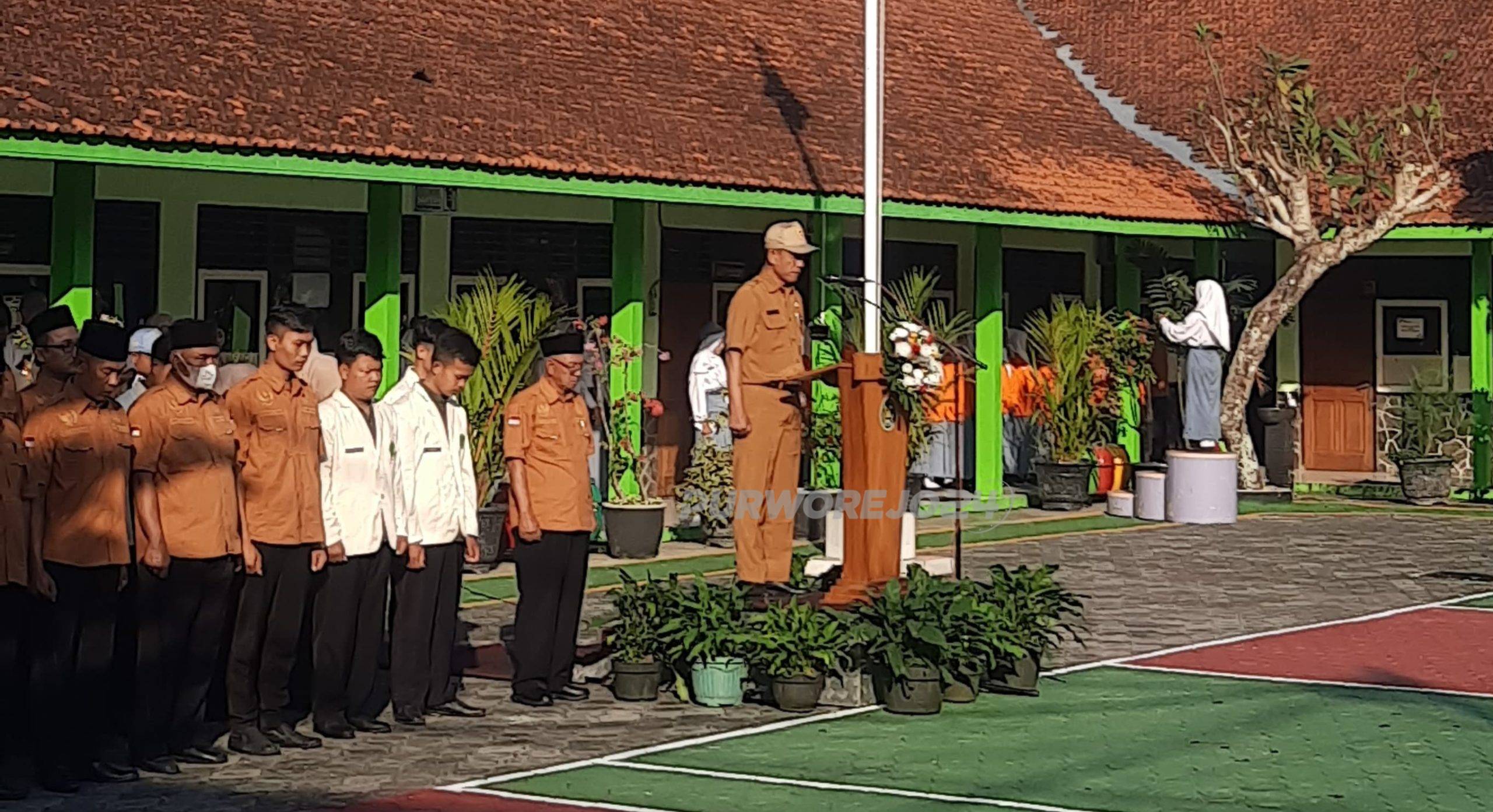 Kepala Dindikbud Kabupaten Purworejo, Wasit Diono, saat memimpin apel dan membuka masa MPLS di SMK YPE Sawunggalih Kutoajo, pada Senin (22/7/2024).