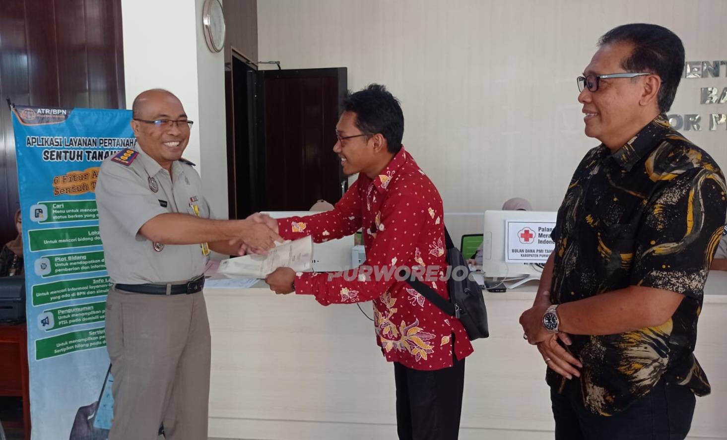 Penyerahan sertipikat elektronik kepada warga