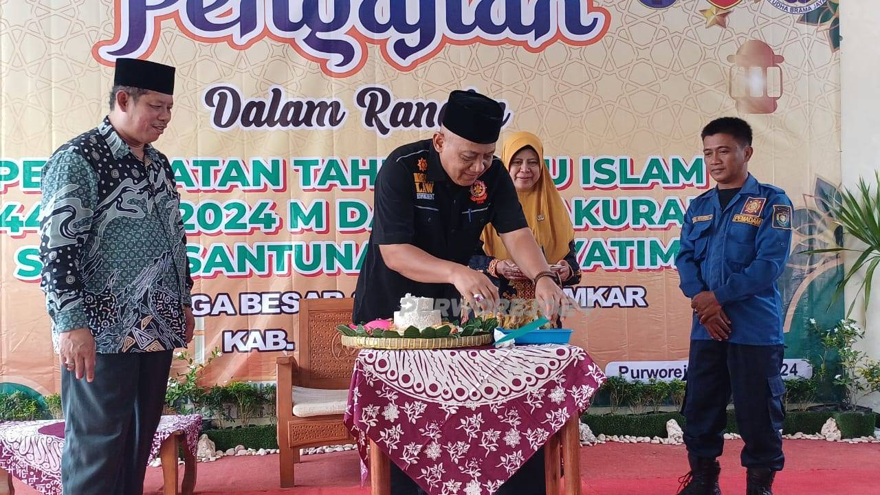 Kepala Satpol PP dan Damkar Kabupaten Purworejo, Budi Wibowo saat memotong tumpeng dalam acara pengajian, tasyakiran dan santunan anak yatim, di komplek kantor setempat, pada Kamis (25/7/2024)