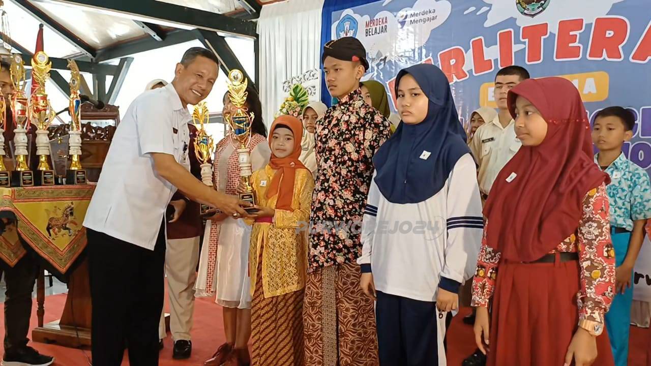 Penyerahan penghargaan bagi para pelajar berprestasi yang menjadi juara Lomba Literasi, FLS2N, OSN, dan O2SN Tahun 2024