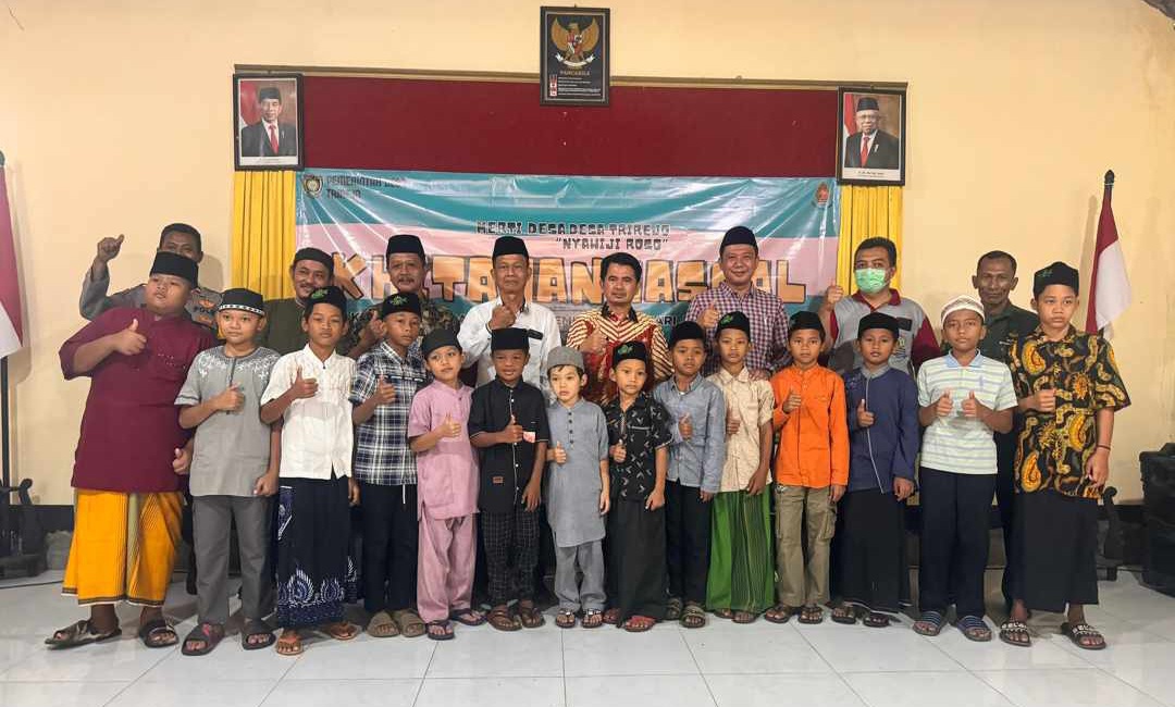 Kepala Desa Trirejo, Andhi Prasetiawan, saat foto bersama dengan peserta Khitanan Masal di Balai Desa Trirejo pada Jumat (5/7/2024)