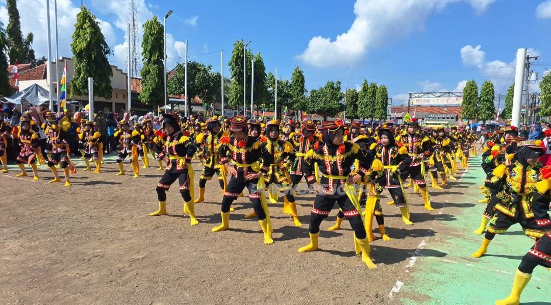 Ratusan siswa SD Negeri se Wilvambidik Pituruh saat ikut menari dolalak dihalaman kantor Kecamatan Pituruh, pada Rabu (24/7/2024)