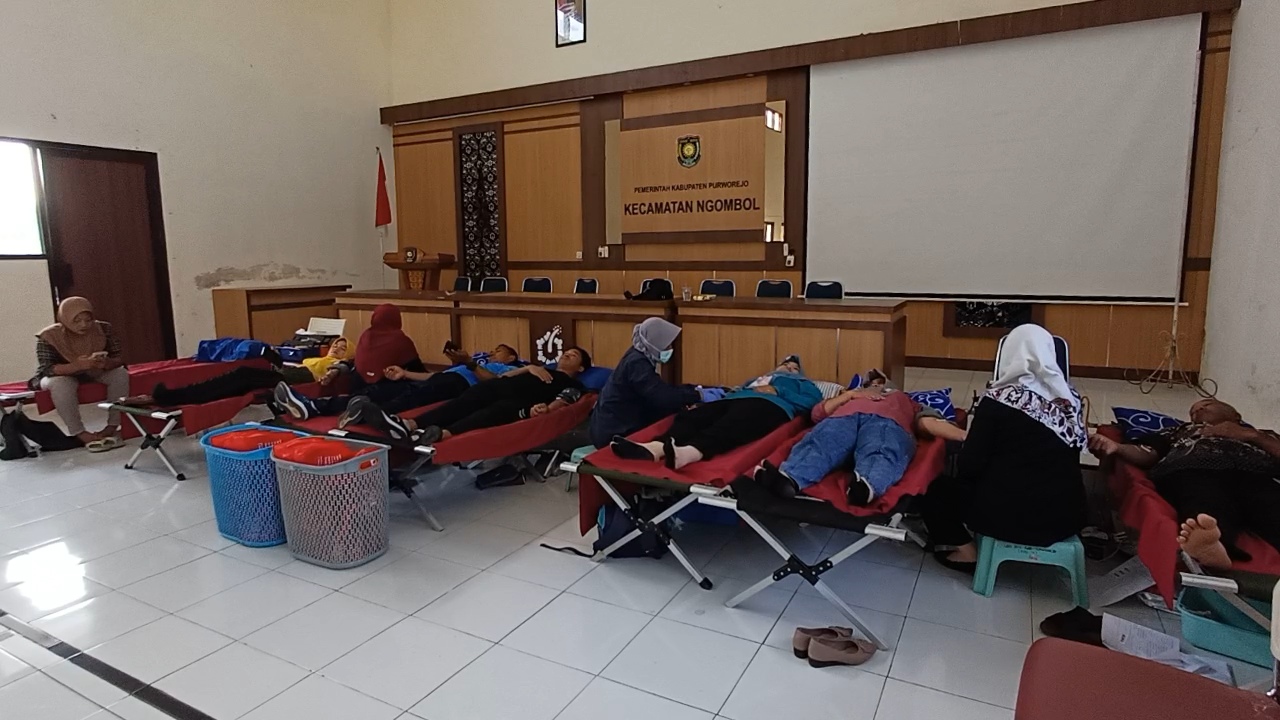 Sejumlah warga saat mengikuti kegiatan donor darah di Kecamatan Ngombol, pada Selasa (2/7/2024)