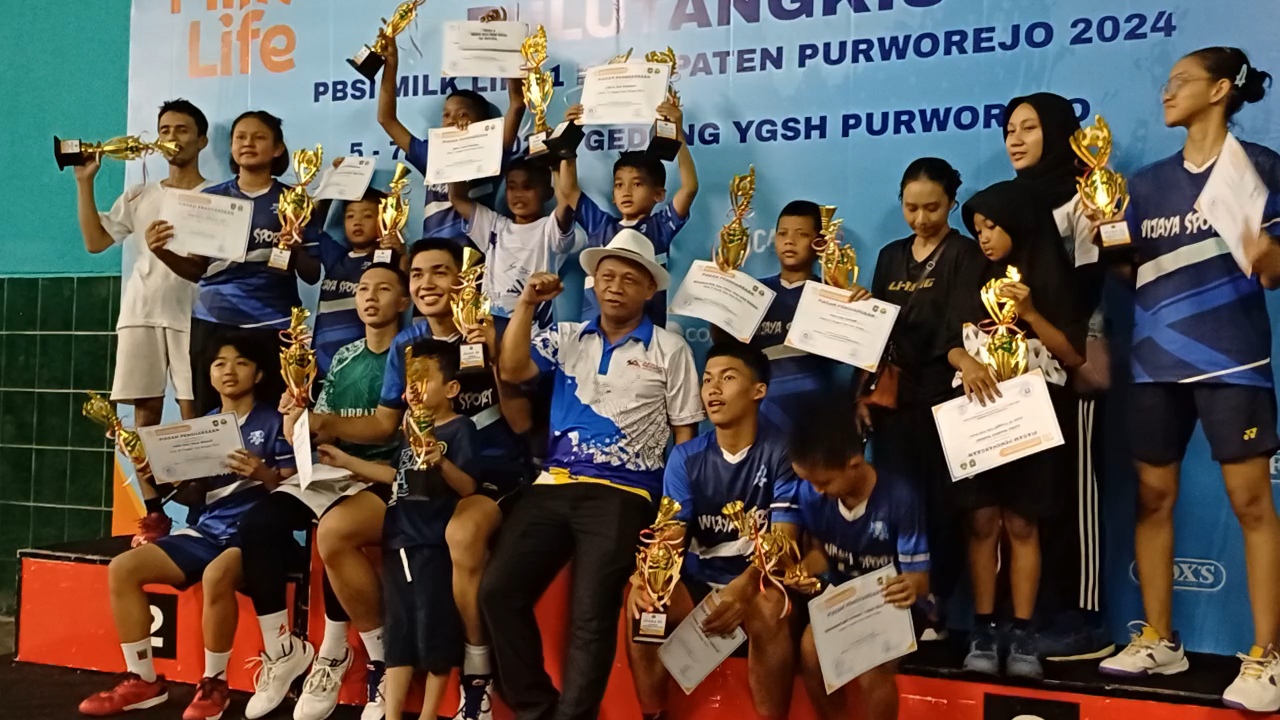 Ketua umum PBSI Kabupaten Purworejo, R Muhamad Abdullah saat berfoto bersama dengan para juara kejurkan bulutangkis PBSI Milk Life 1 tahun 2024, di GOR YGSH Purworejo, pada Minggu (7/7/2024)