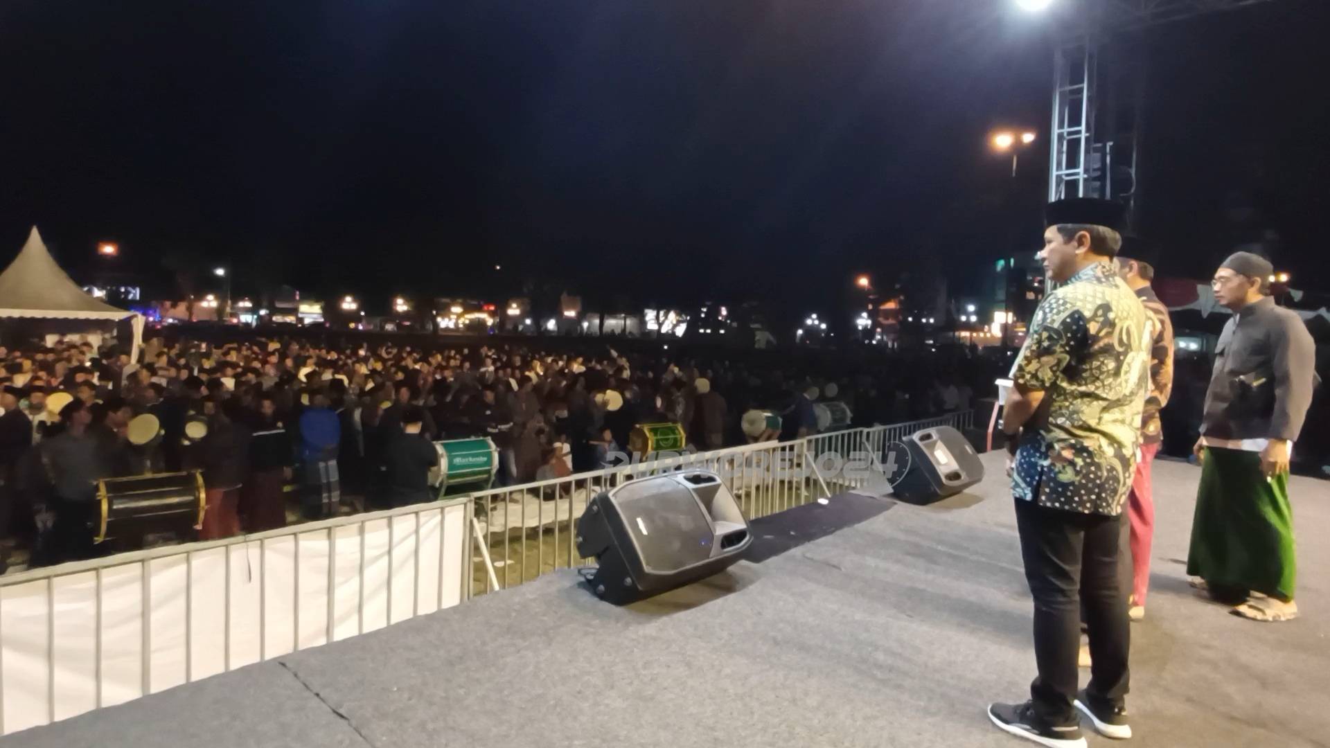 Ratusan group sholawat terbang jawa kungrus bareng di alun- alun Kutoarjo, pada Jumat (12/7/2024)