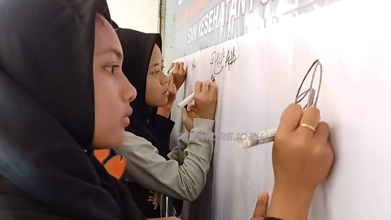 Peserta MPLS di SMK Kesehatan Purworejo saat menandatangani pakta integritas anti perundungan dan sekolah ramah anak, dihari terakhir MPLS, pada Rabu (24/7/2024)