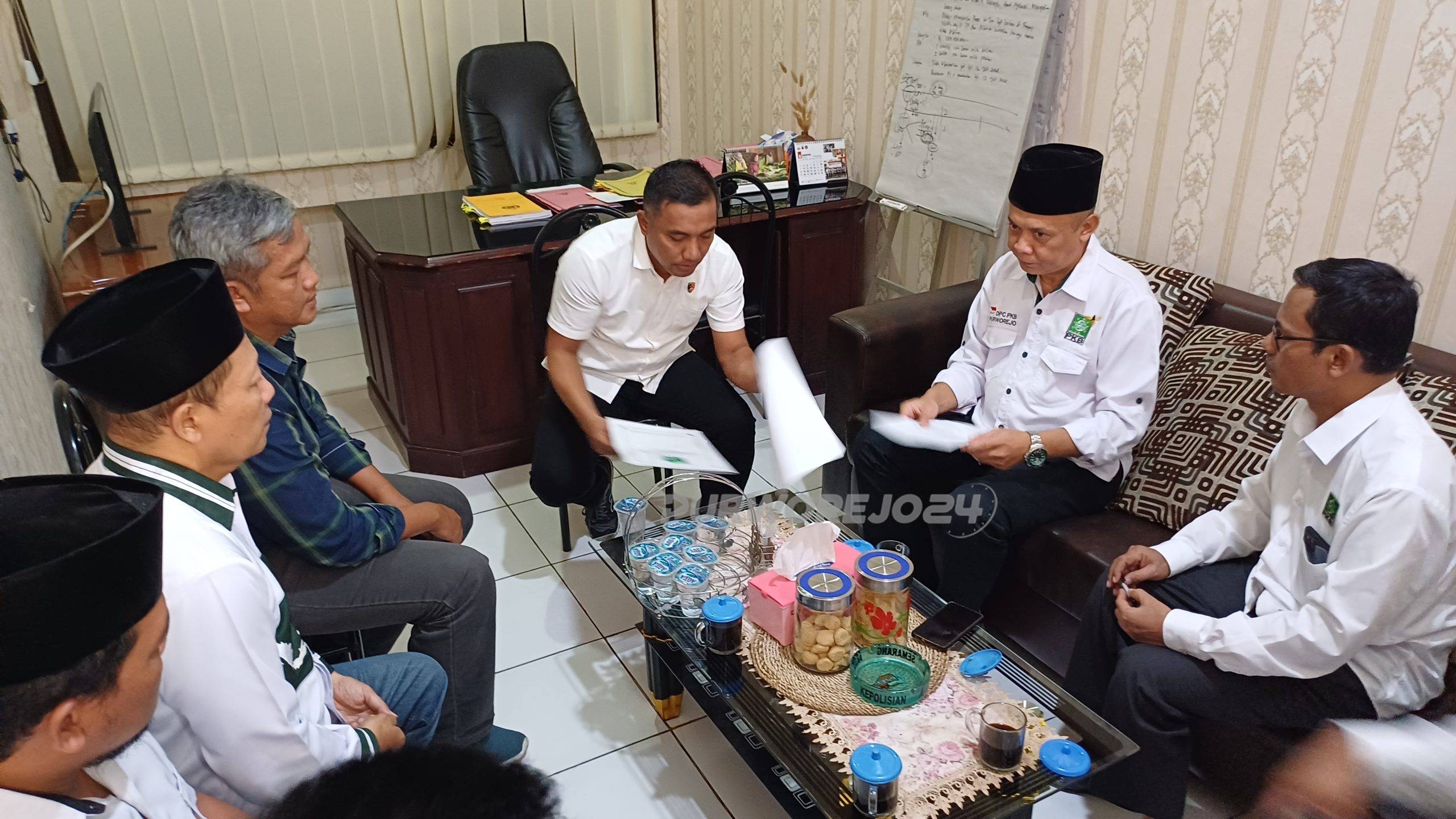 Pengurus DPC PKB Kabupaten Purworejo saat mengadukan Lukman Edy di Polres Purworejo, pada Rabu (7/8/2024)