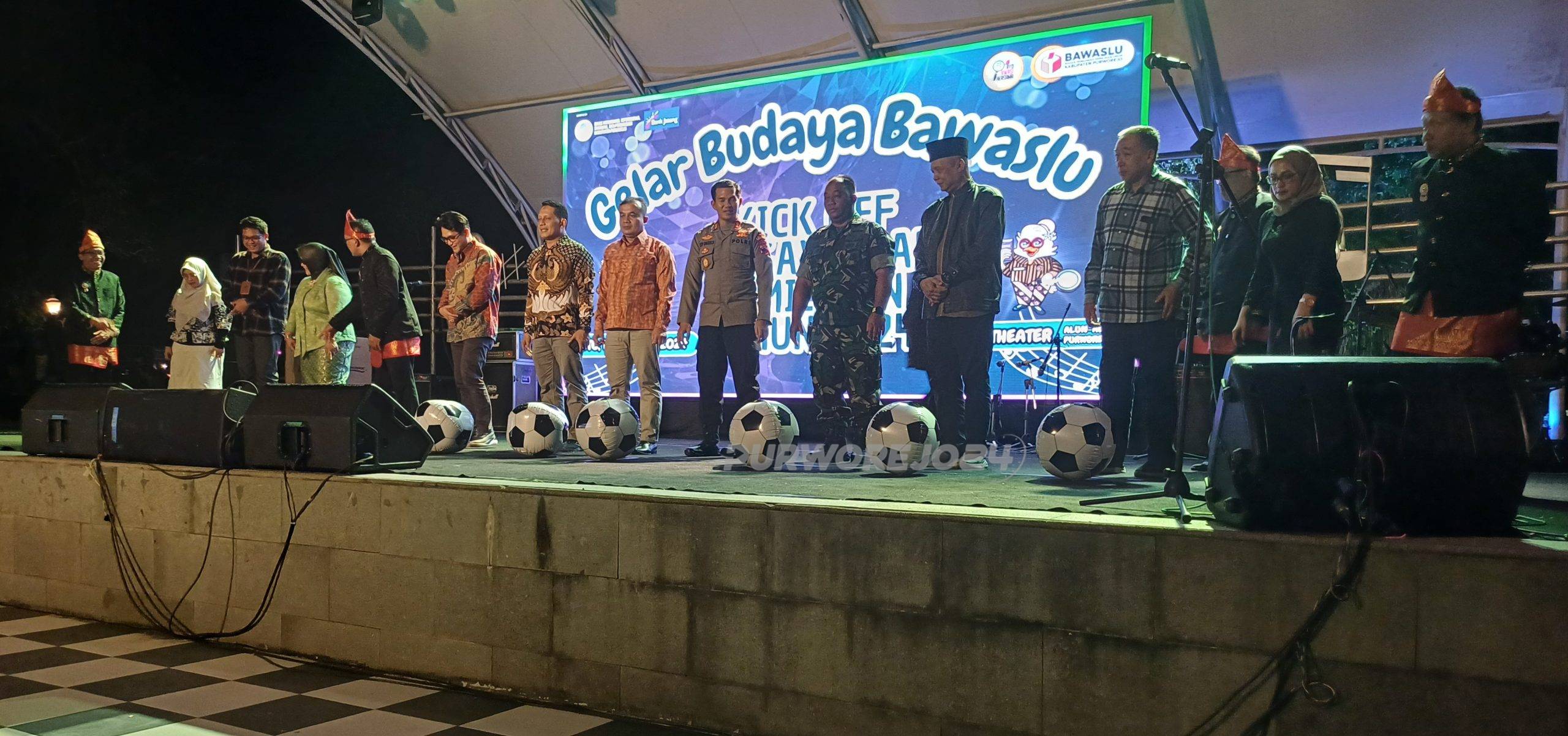 Suasana kegiatan Gelar Budaya Bawaslu yang bertajuk Kick Off Pengawasan Tahapan Pemilihan 2024, Amphiteater Alun-Alun Purworejo, pada Sabtu (10/8/2024) malam.