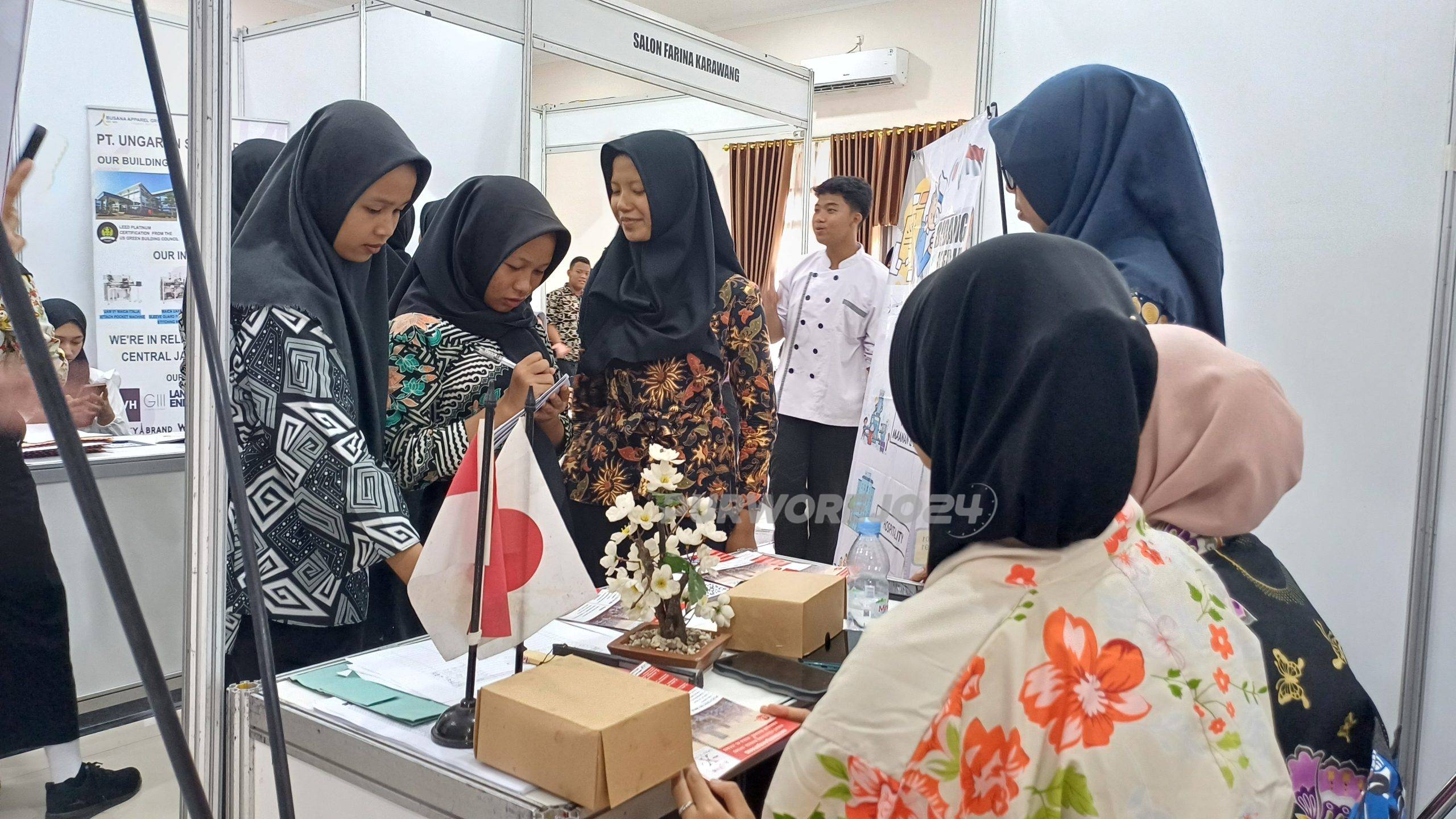 Sejumlah pencari kerja saat mengunjungi salah satu stand Jkb Fair di SMK Negeri 3 Purworejo, pada Kamis (15/8/2024)