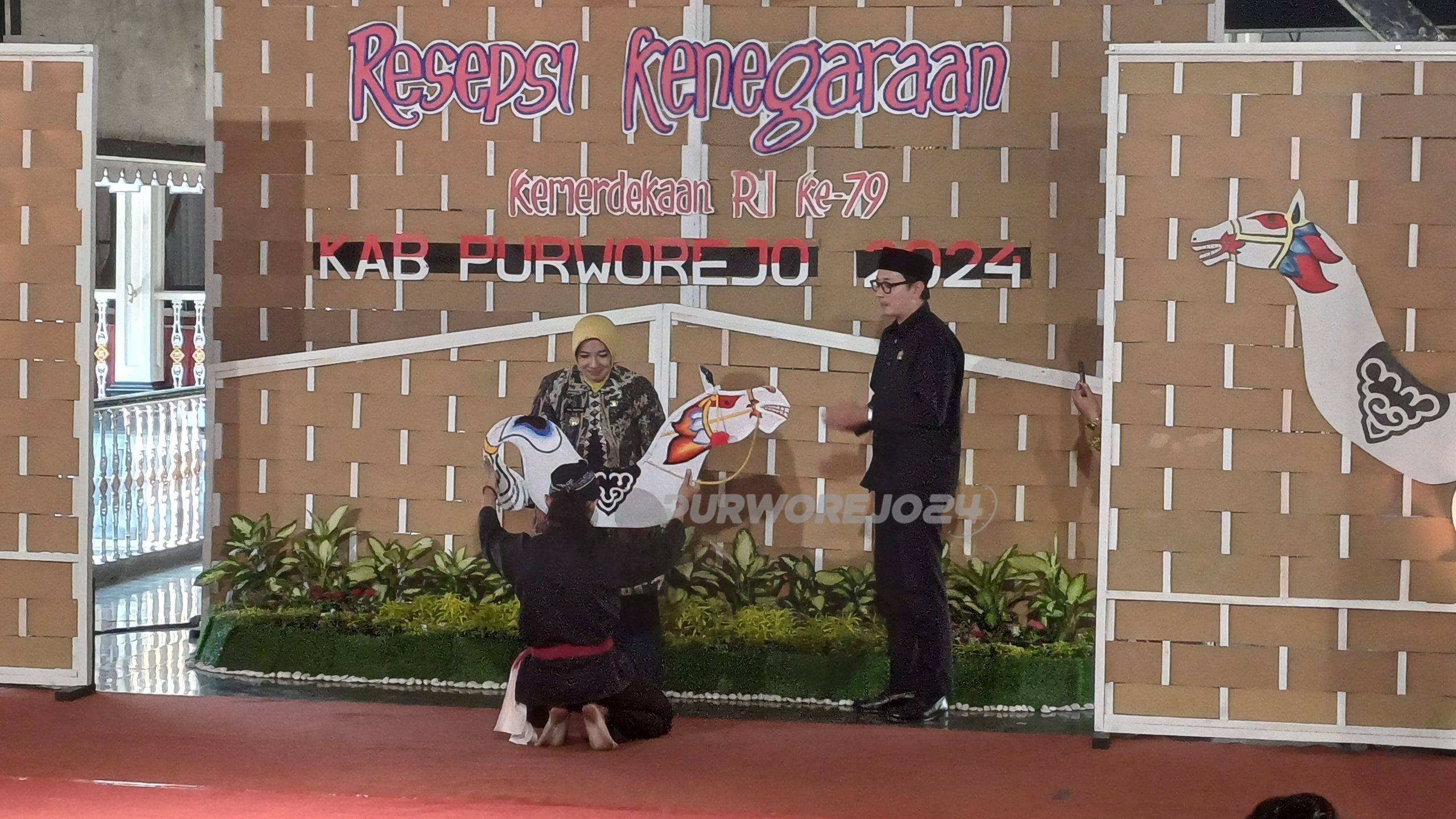 Simbolis, bupati Purworejo serahkan Jaran Bolong sebagai tanda launching Tari Jaran Bolong, dalam acara resepsi kenenegaraan kemeedekaan RI ke 79 di Pendopo Kabupaten Purworejo, pada Jumat (23/8/2024)