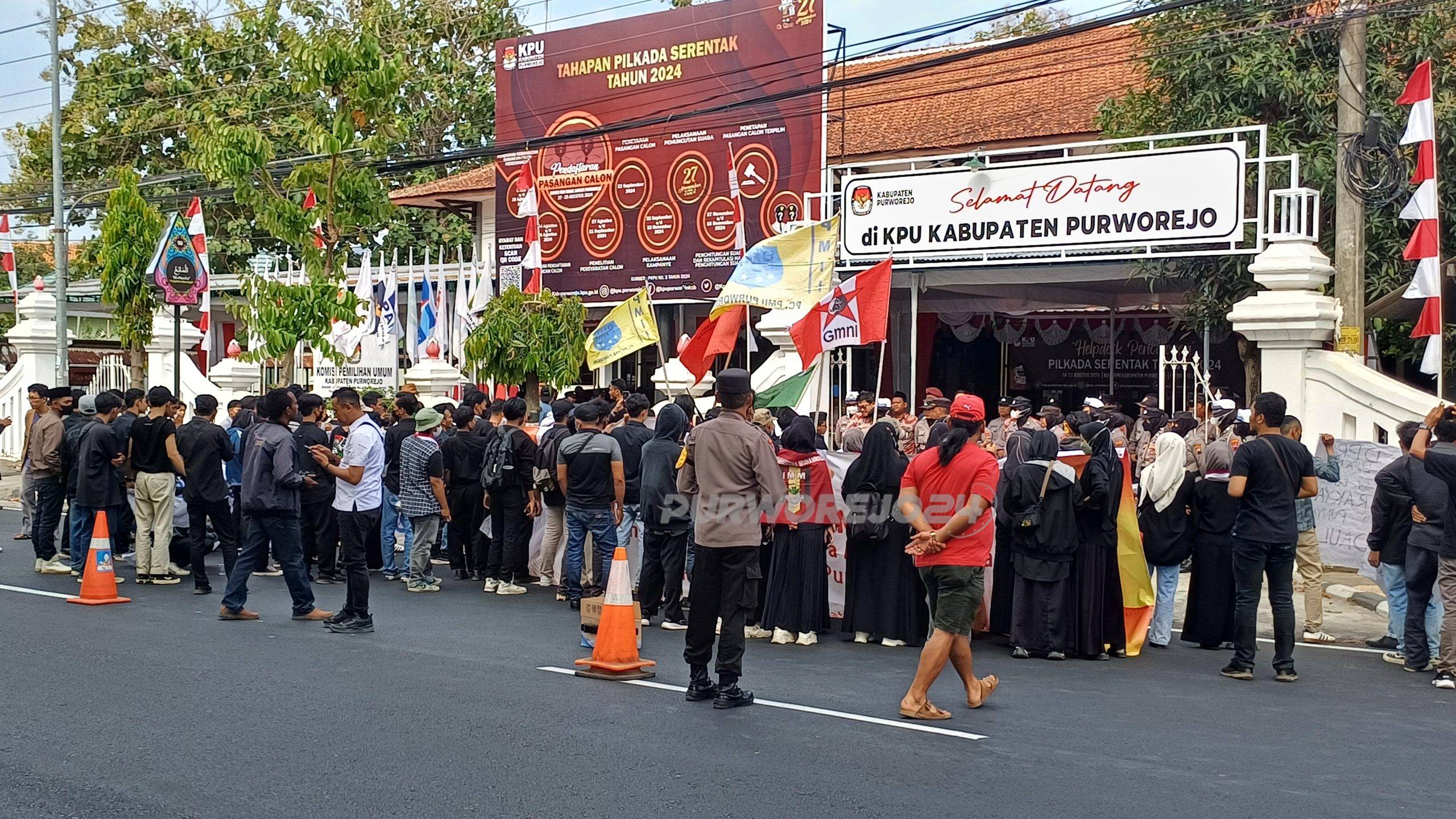 Aksi demo didepan kantor KPU Kabupaten Purworejo, pada Senin (26/8/2024)