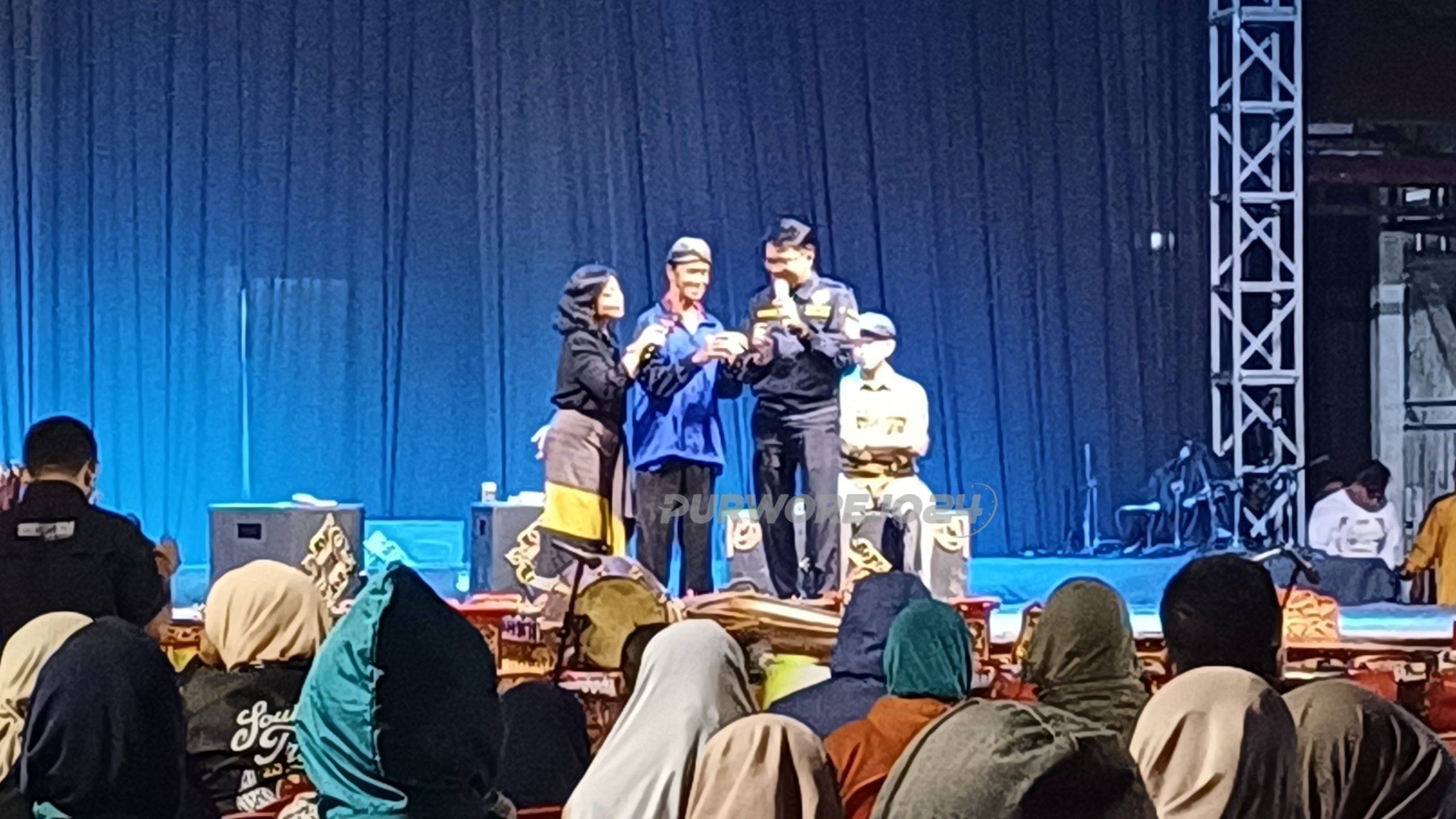 Suasana kegiatan Sosialisasi Gempur Rokok Ilegal di Desa Pandanrejo, pada Senin (26/8/2024) malam