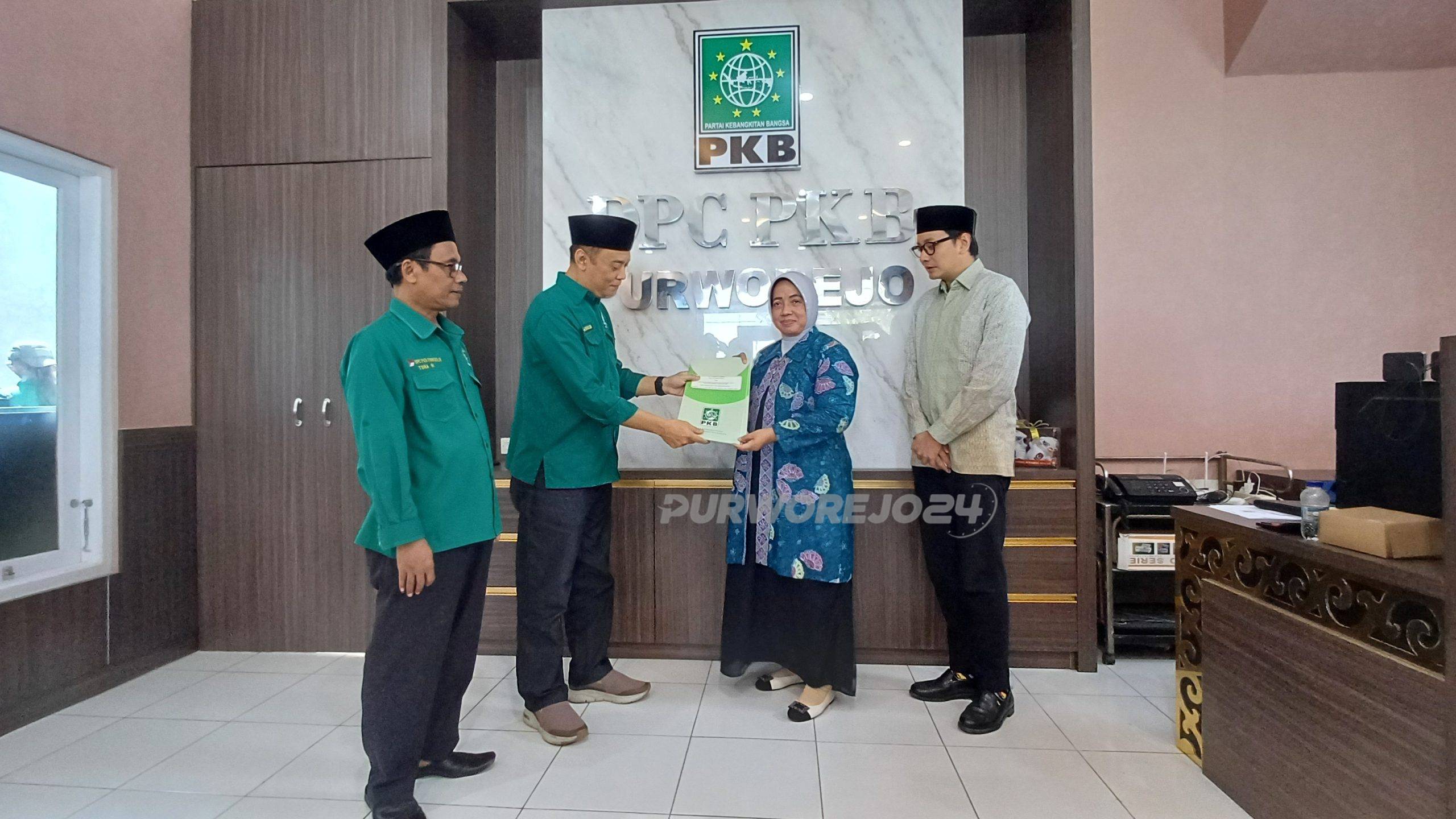 Fran Suharmaji saat memberikan surat rekomendasi kepada Yuli- Dion maju di Pilkada Purworejo
