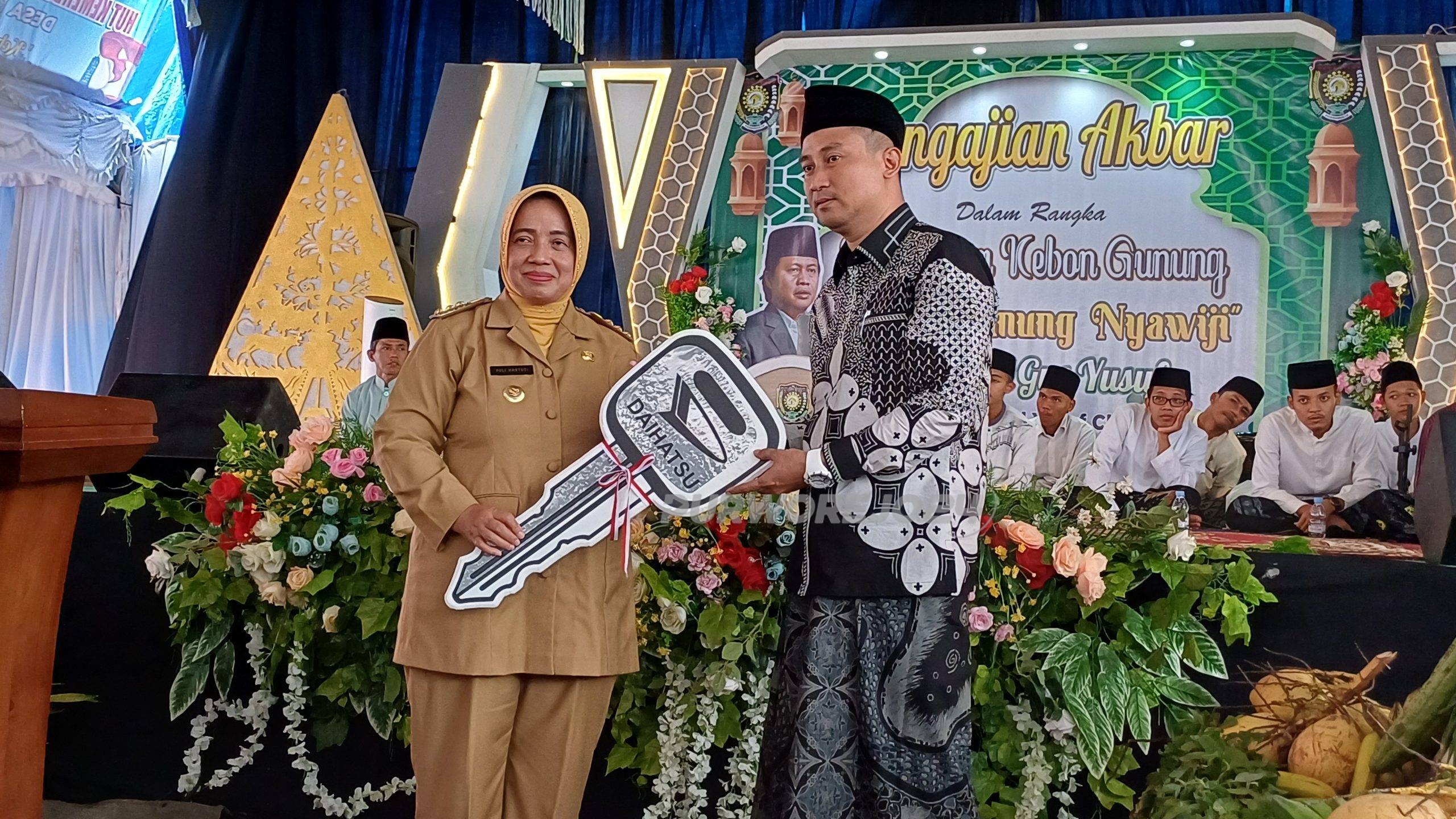 Simbolis serah terima ambulan desa oleh bupati kepada kepala desa Kebongunung