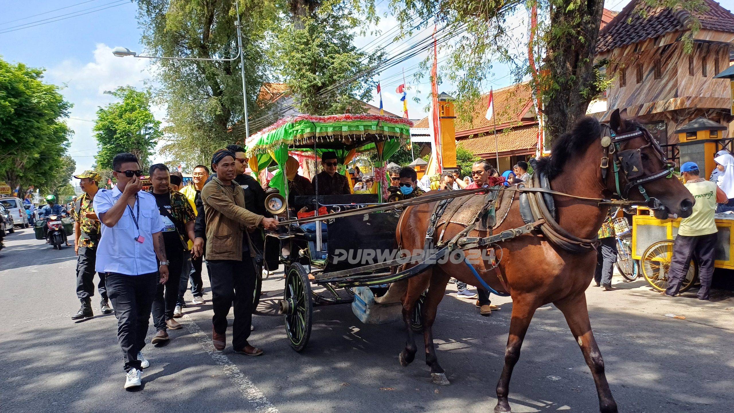 Yuli-Dion naik andong saat menuju KPU Purworejo
