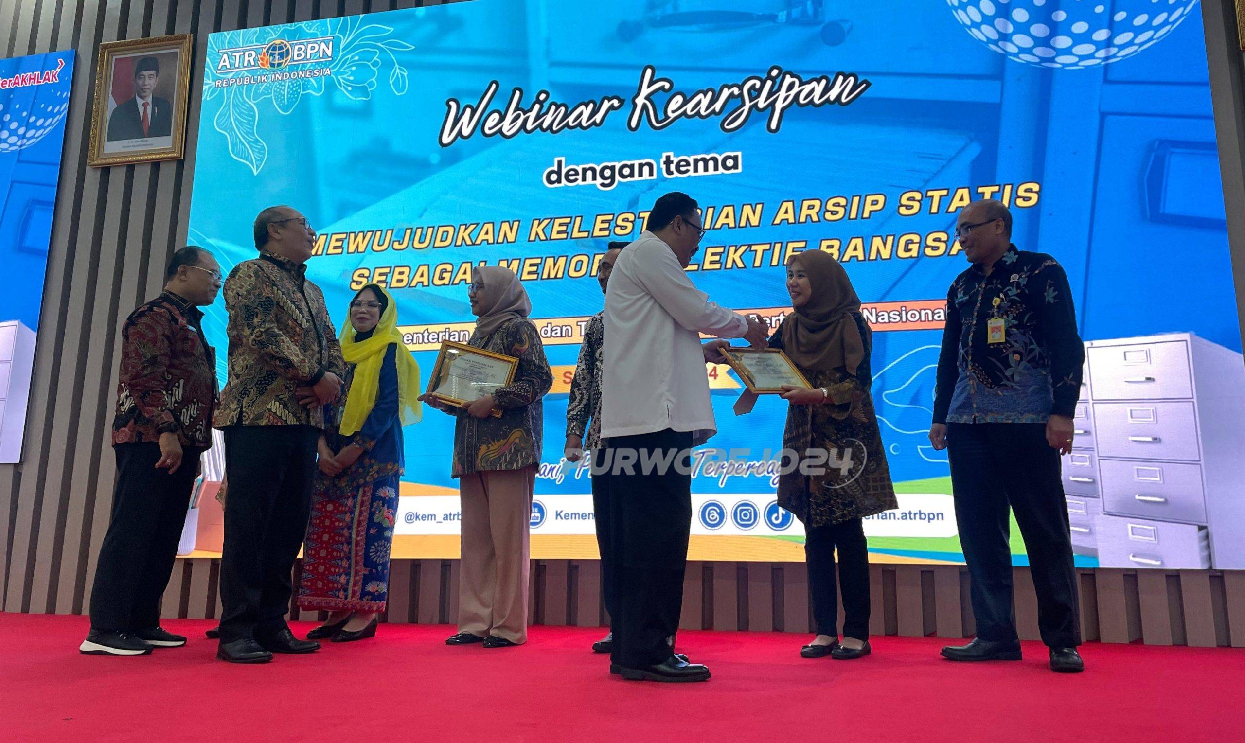 Soraya saat menerima penghargaan