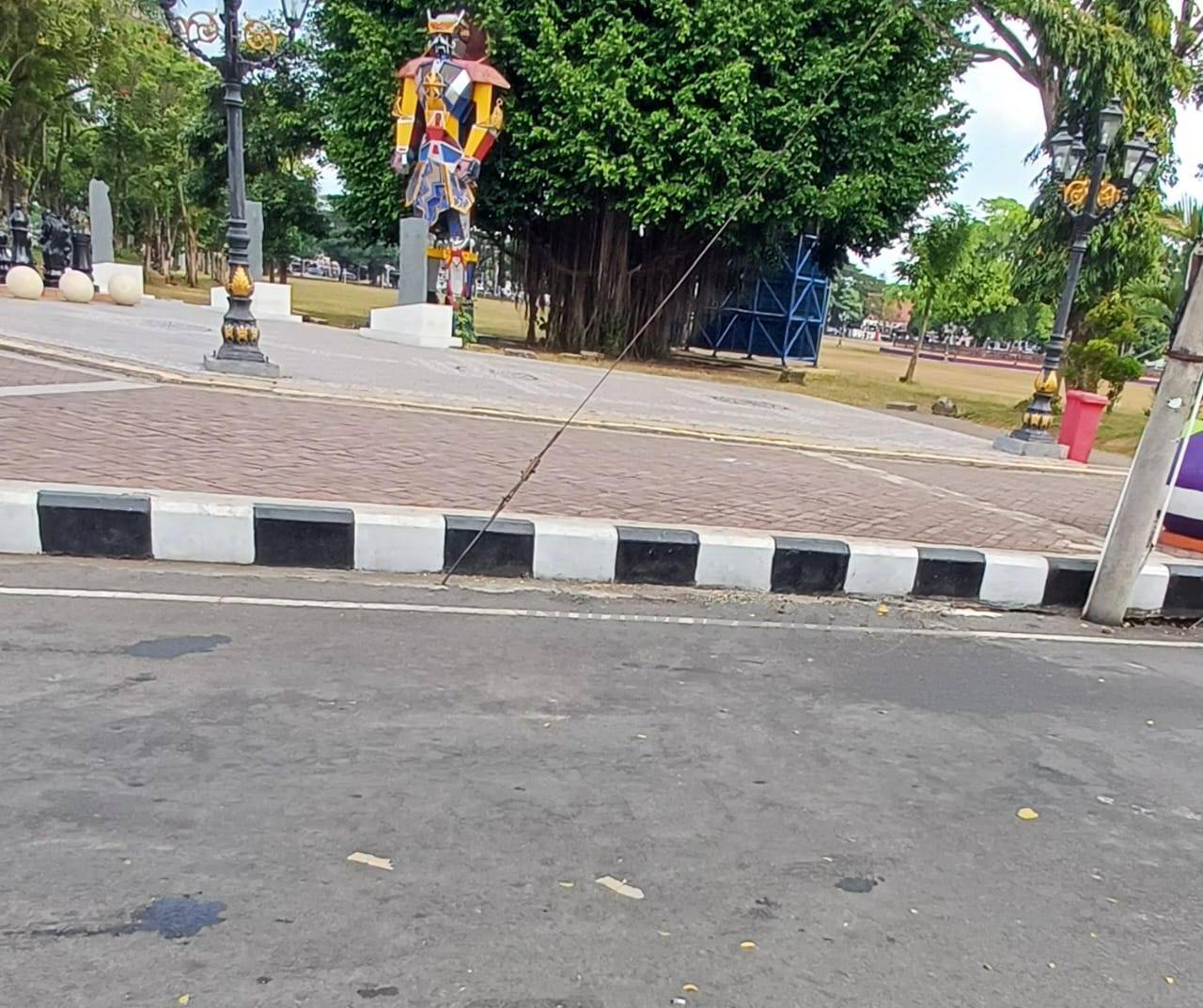 Jalan depan pendopo kabupaten yang dikeluhkan amis oleh warga pasca gelaran Purworejo Creative Expo