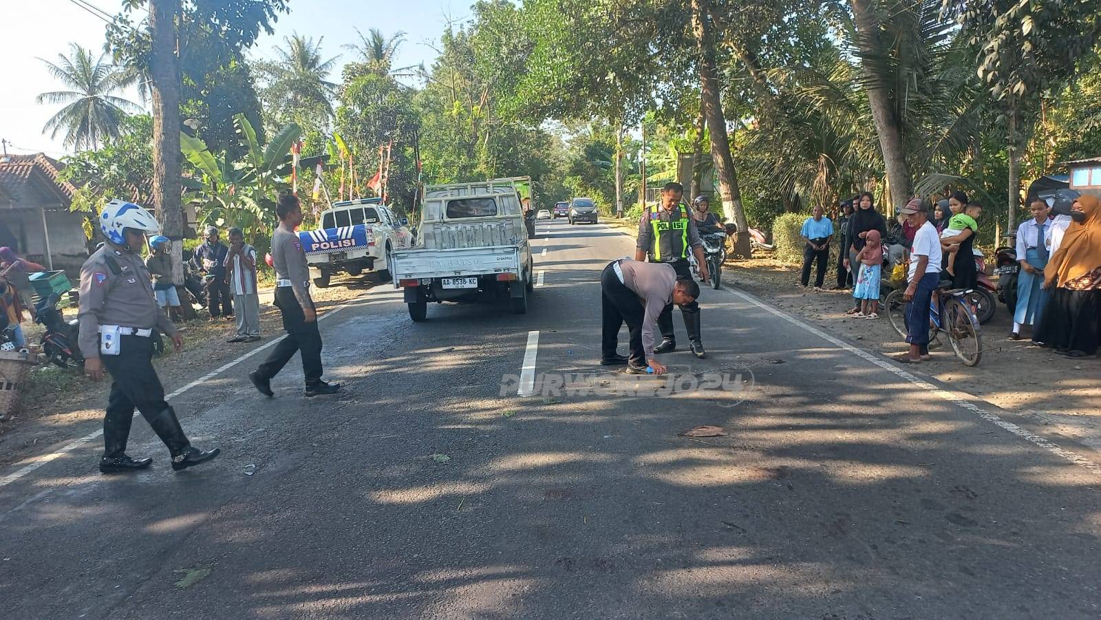 Polisi saat olah kejadian perkara kecelakaan di jalan raya, pada Senin (5/8/2024)