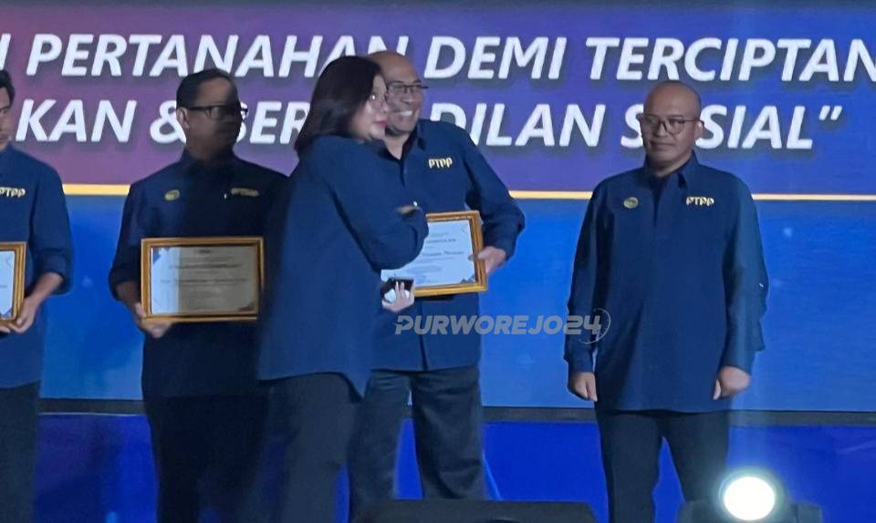 Dirjen Pengadaan Tanah dan Pengembangan Pertanahan, Dr. Ir. Embun Sari, M.Si. saat memberikan penghargaan kepada Andri Kristanto, S.Kom., M.T. selaku Kepala Kantor Pertanahan Kabupaten Purworejo, pada Rabu (7/8/2024)