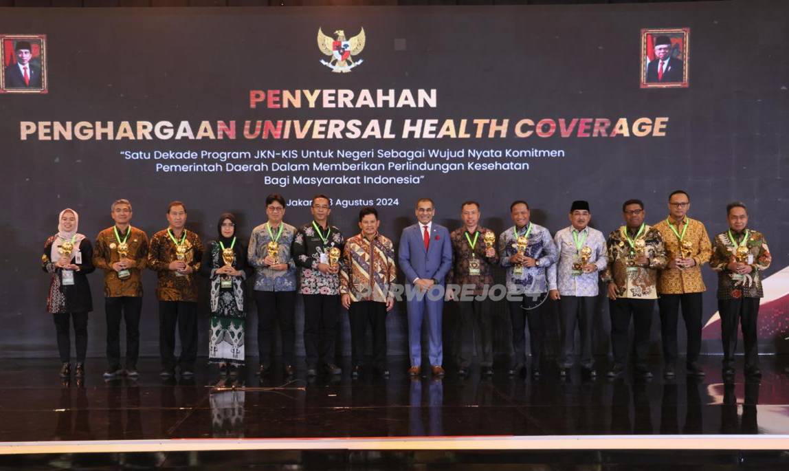 Foto bersama usai terima penghargaan