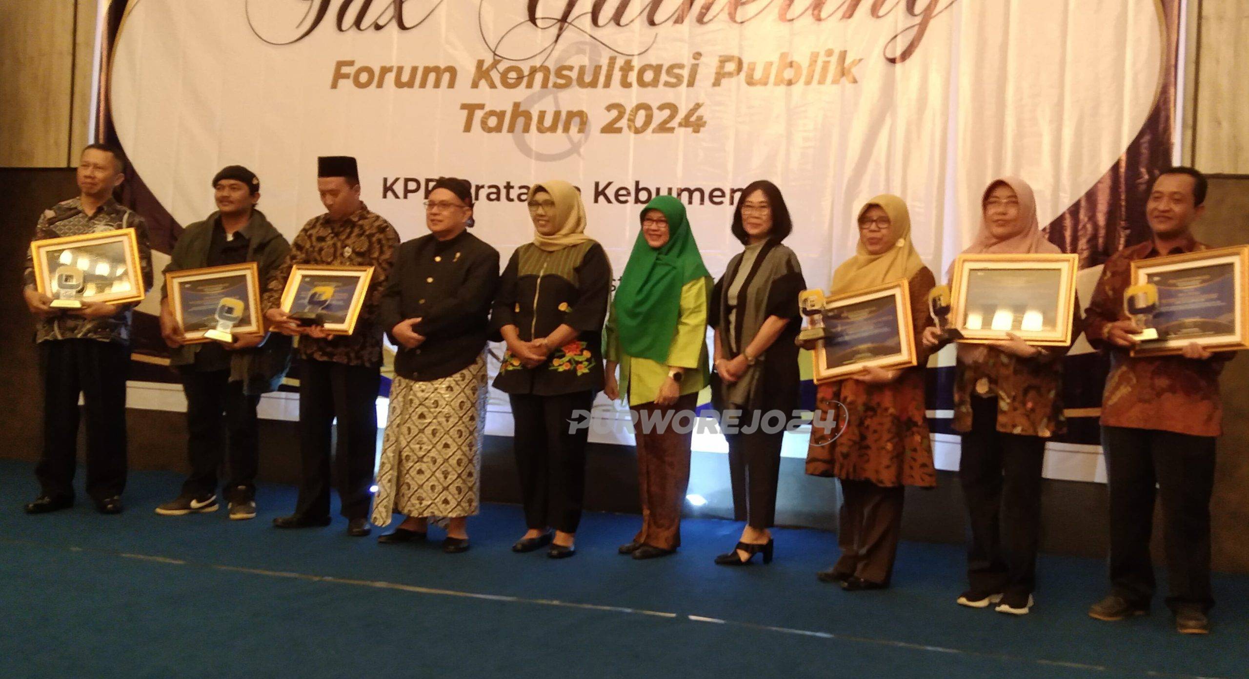 Sesi foto bersama usai terima penghargaan