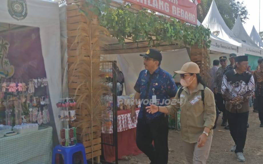 . Sekda Purworejo, Drs. R. Achmad Kurniawan Kadir, M.P.A, saat meninjau stan dalam acara pembukaan Gebyar Harnas UMKM Kabupaten Purworejo 2024, dilapangan Desa Malangrejo Kecamatan Banyuurip, pada Jumat (9/8/2024).