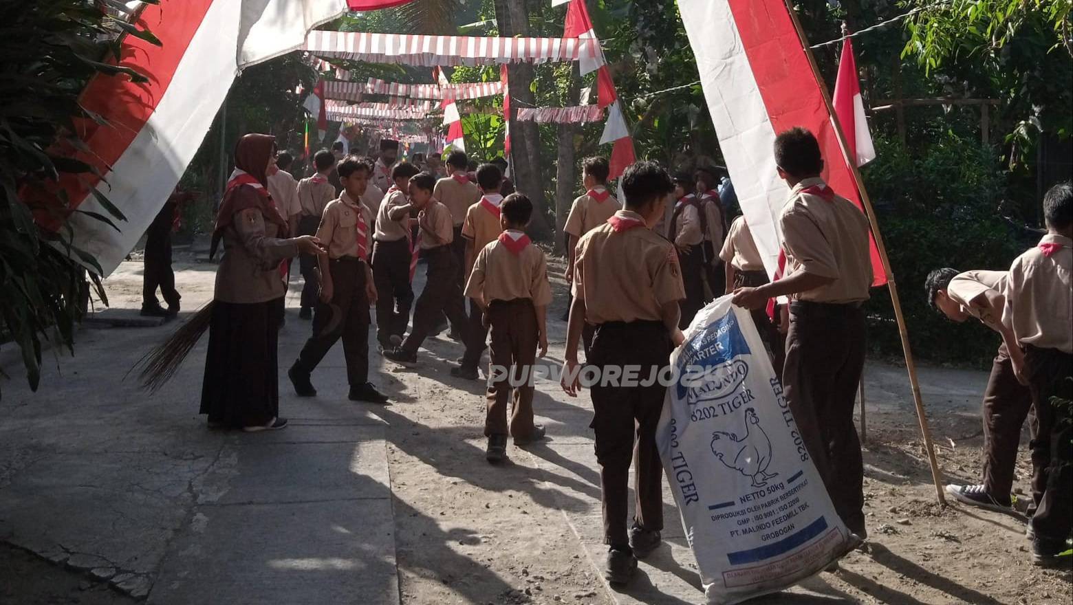 Pramuka Pituruh saat melaksanakan bersih - bersih kampung