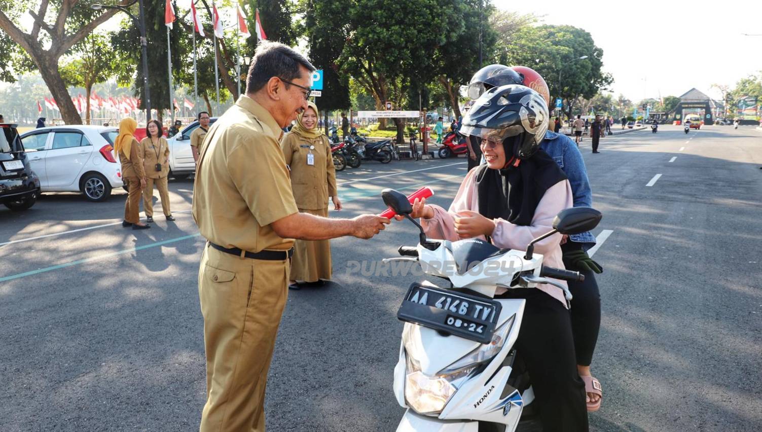 Pejabat setda Purworejo saat membagikan bendera merah putih, pada Selasa (13/8/2024)