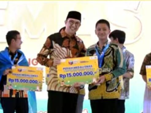 Arfat Nezar Prasojo, siswa kelas 8A di SMP Negeri 1 Purworejo berhasil meraih medali emas pada OSN (Olimpiade Sains Nasional) tingkat nasional jenjang SMP tahun 2024 pada mapel IPS.