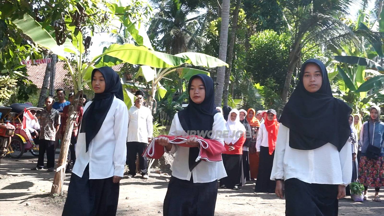 Pelaksanaan upacara bendera di Desa Rejosari, Kemiri, Purworejo, pada Sabtu (17/8/2024)