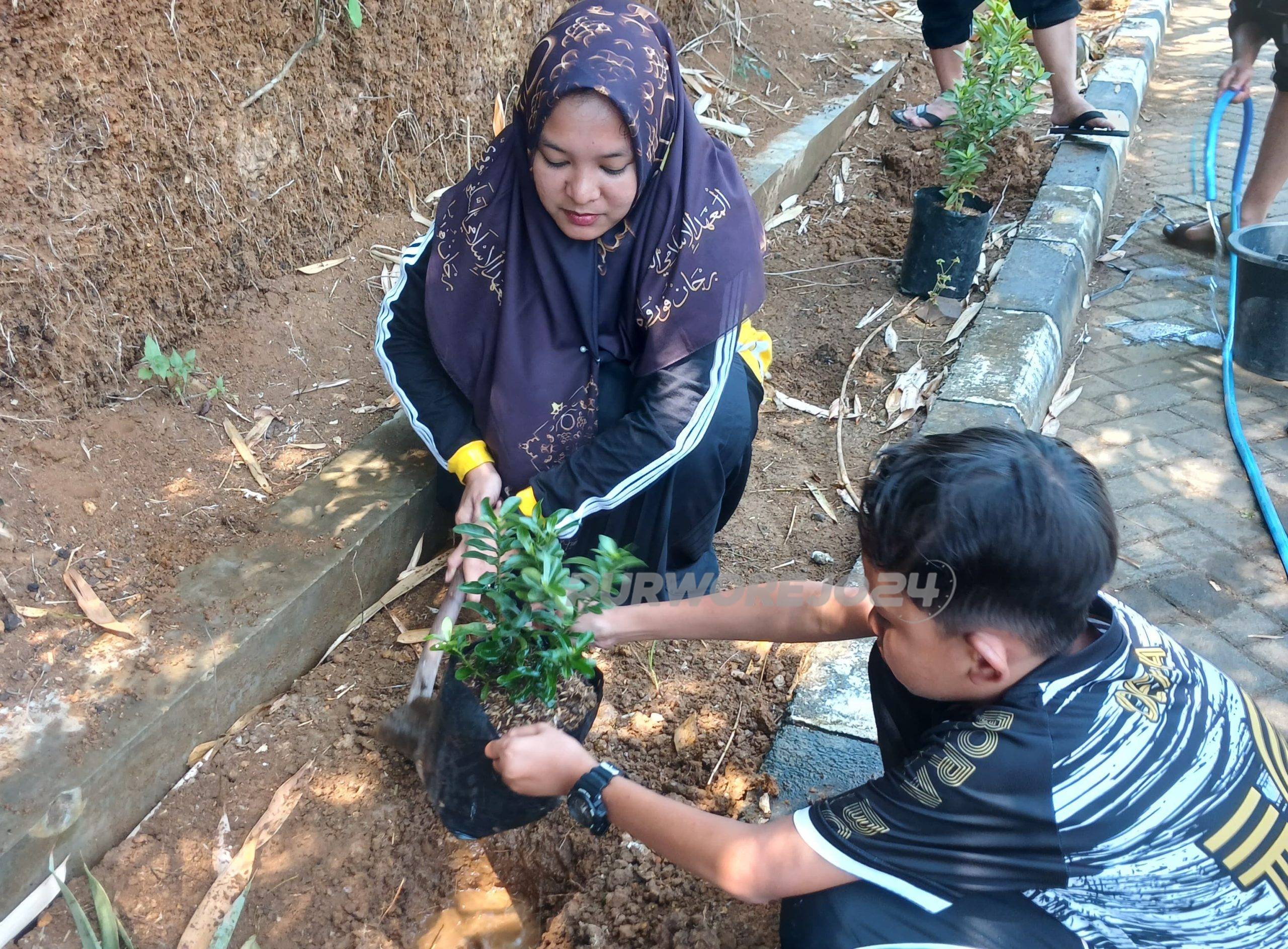 Siswa MTs An Nawawi saat tanam pohon dalam acara Gerakan Cinta Bakti Lingkungan
