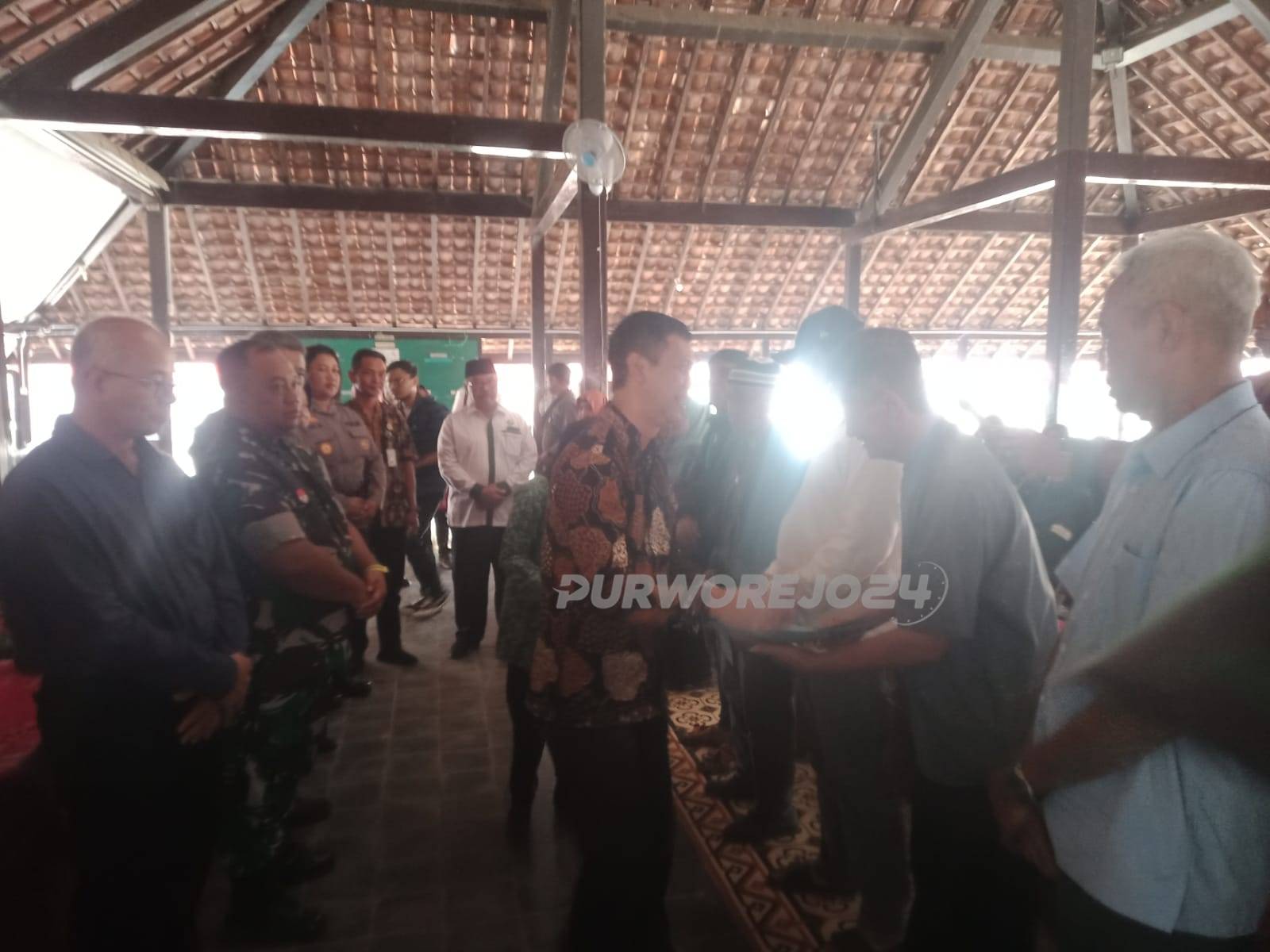 Pemberian bantuan kepada pedagang pasar Kutoarjo yang terbakar