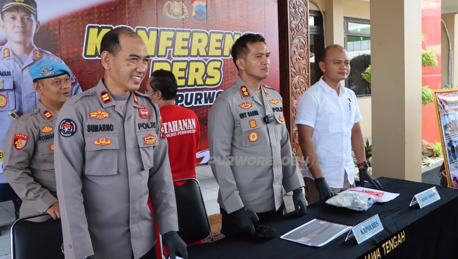 Konferensi pers tentang kasus narkoba