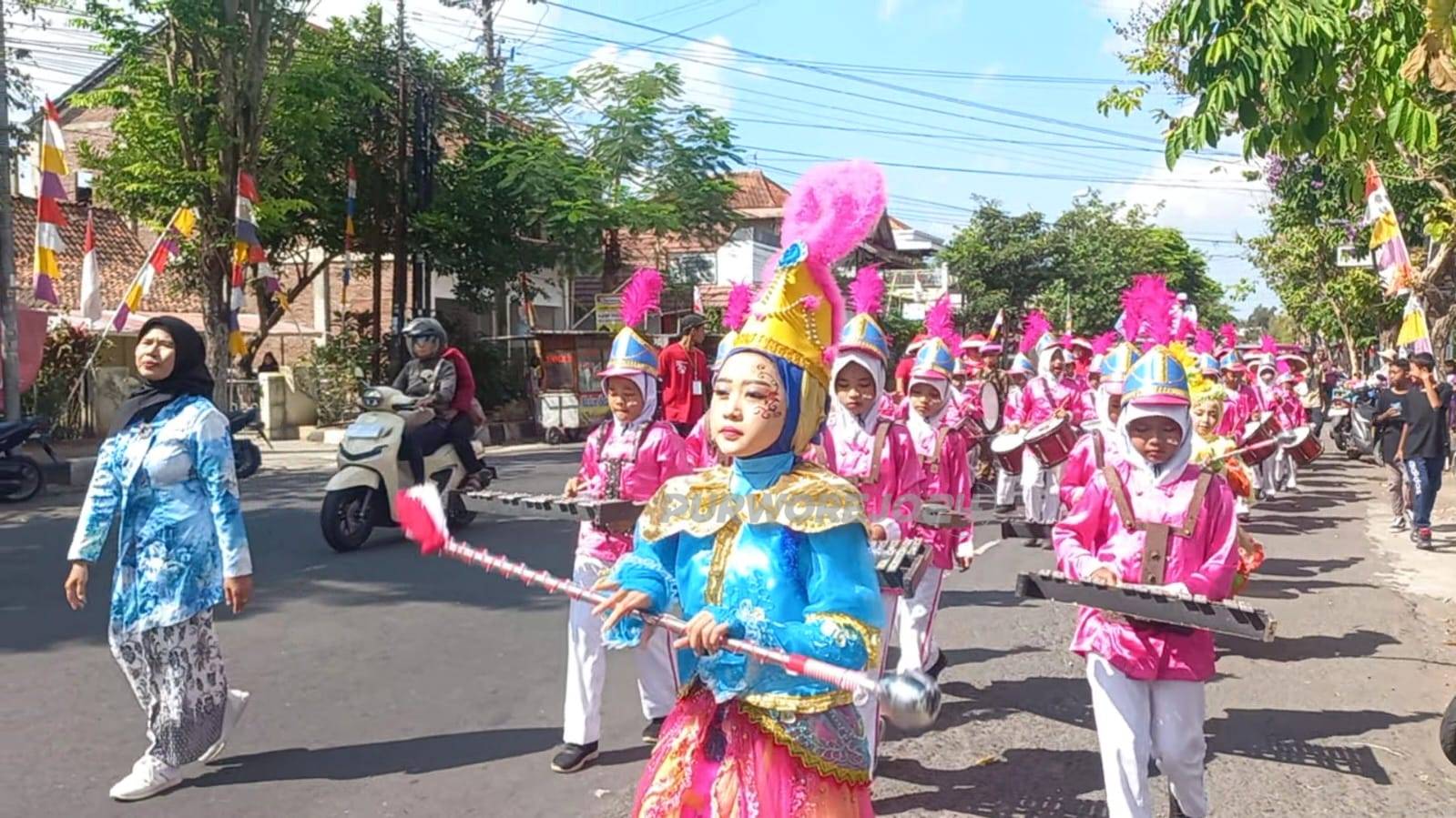 Drumband gita wahana SD Wonoroto meriahkan kirab budaya Sitanjung, Pangenjurutengah, pada Minggu (25/8/2024)
