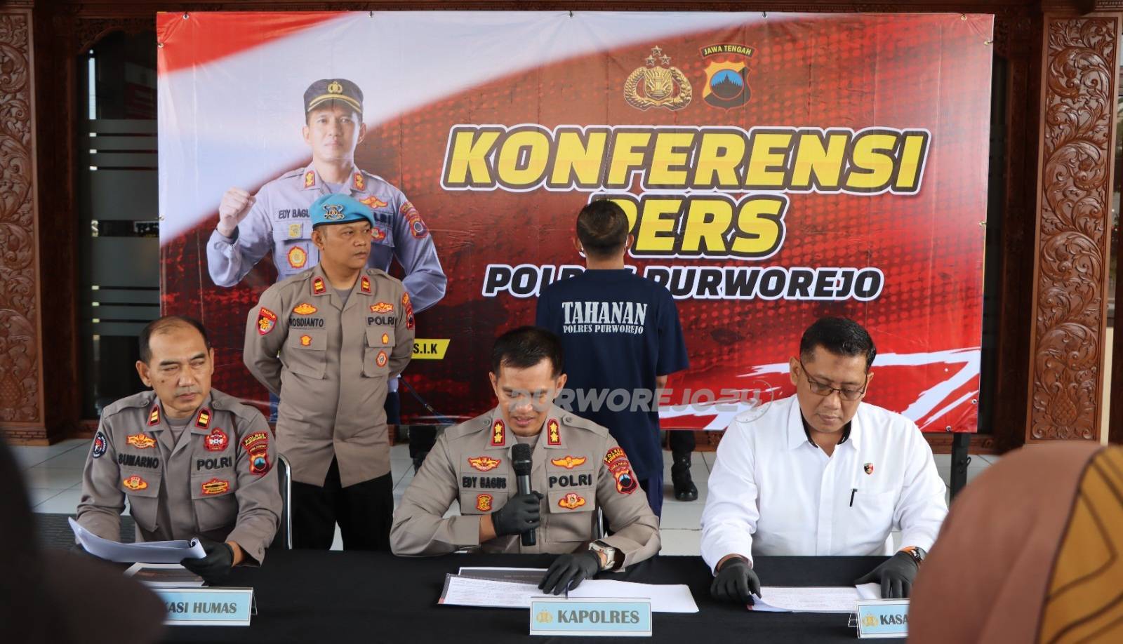 Conferensi pers tentang penyimpangan dana kredit fiktif