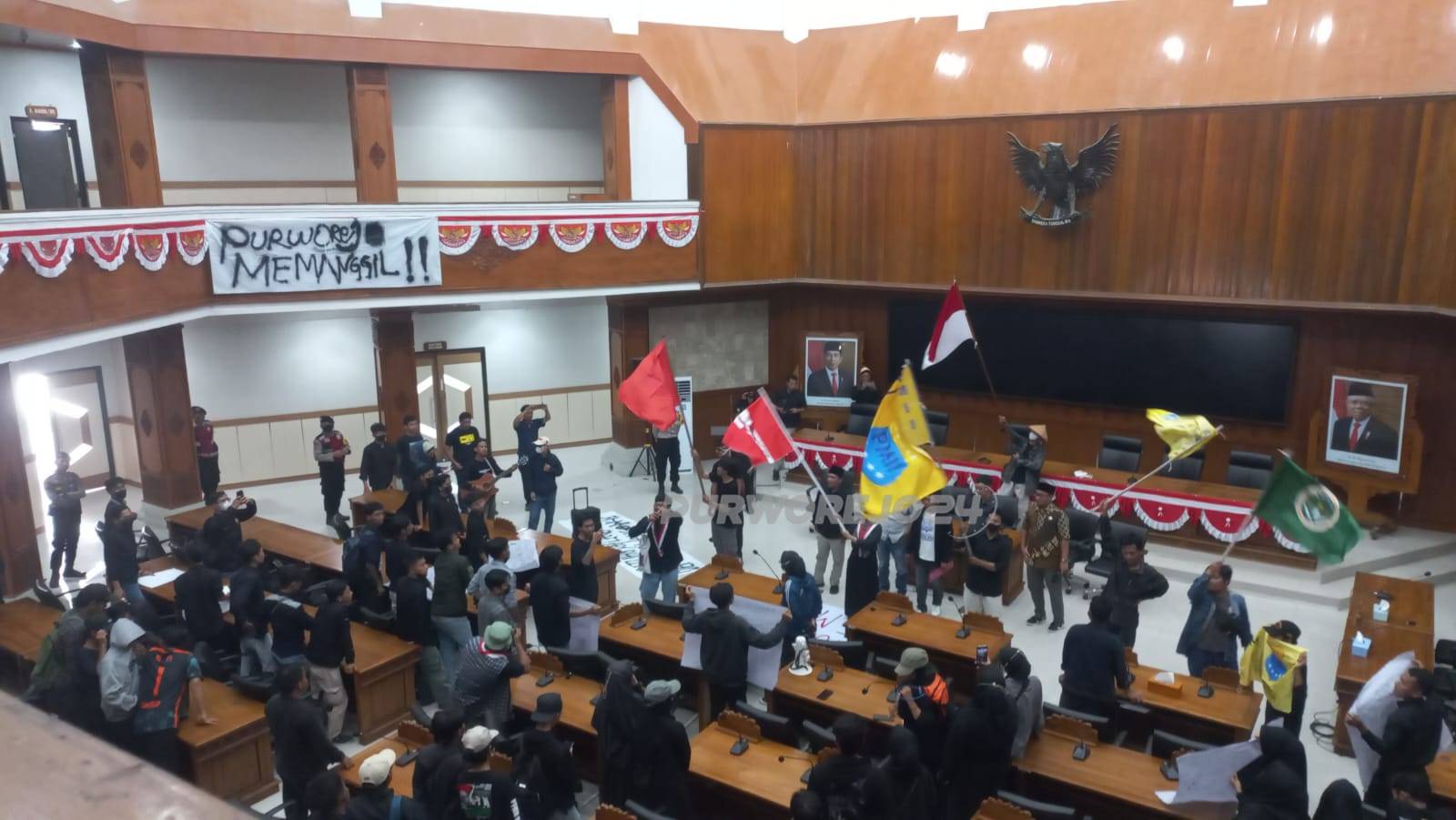 Suasana aksi demo di DPRD Purworejo